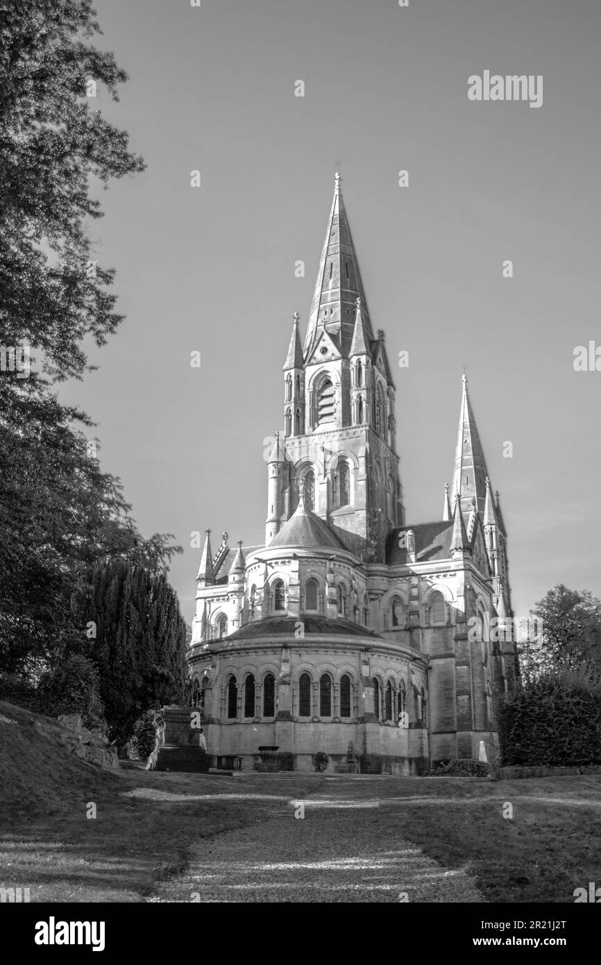 Vista della vecchia cattedrale cristiana del 19th ° secolo nella città irlandese di Cork. Architettura religiosa cristiana in stile neogotico. Cattedrale Foto Stock