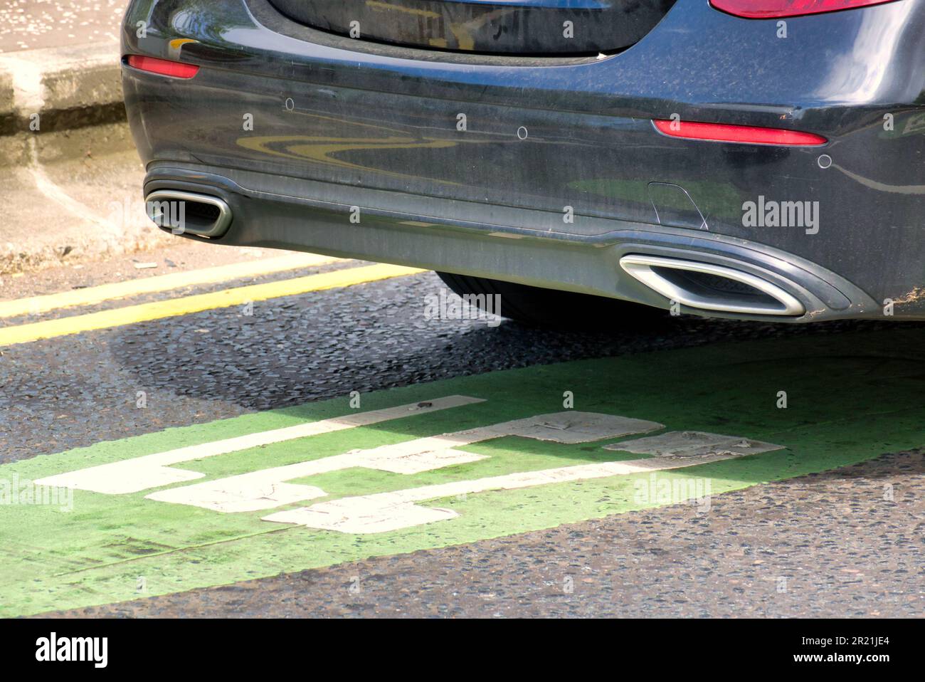 Glasgow, Scozia, Regno Unito 16th maggio 2023. LA preparazione delle zone a basse emissioni DI LEZ vede la segnaletica stradale e le indicazioni stradali dipinte, complete di pubblicità stradale per prepararsi alla fine data di inizio del 1st giugno nelle città di tutta la Scozia. Credit Gerard Ferry/Alamy Live News Foto Stock