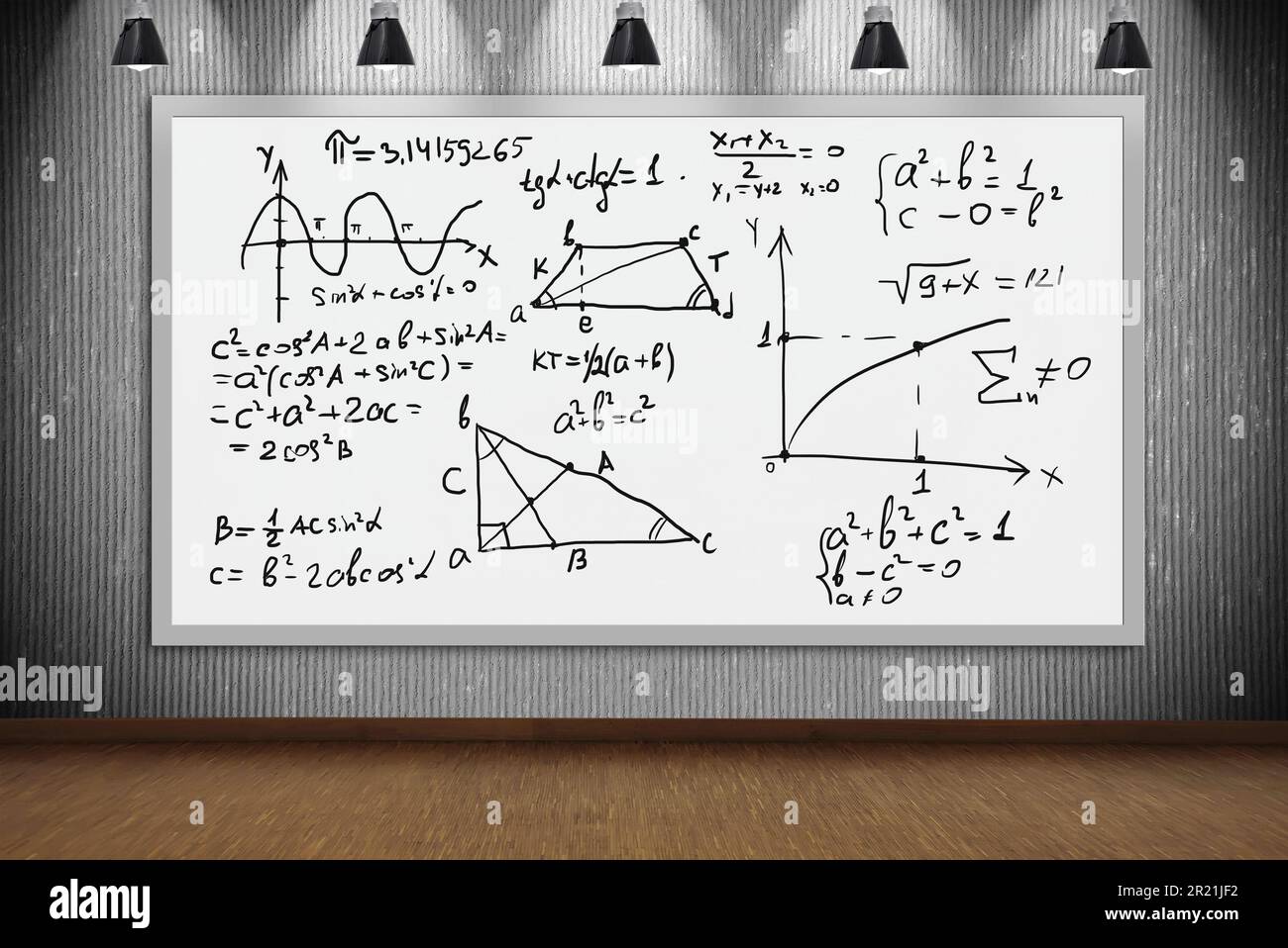 Disegno di formule matematiche su banner in classe con quattro lampade Foto Stock