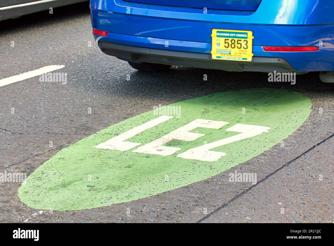 Glasgow, Scozia, Regno Unito 16th maggio 2023. LA preparazione delle zone a basse emissioni DI LEZ vede la segnaletica stradale e le indicazioni stradali dipinte, complete di pubblicità stradale per prepararsi alla fine data di inizio del 1st giugno nelle città di tutta la Scozia. Credit Gerard Ferry/Alamy Live News Foto Stock