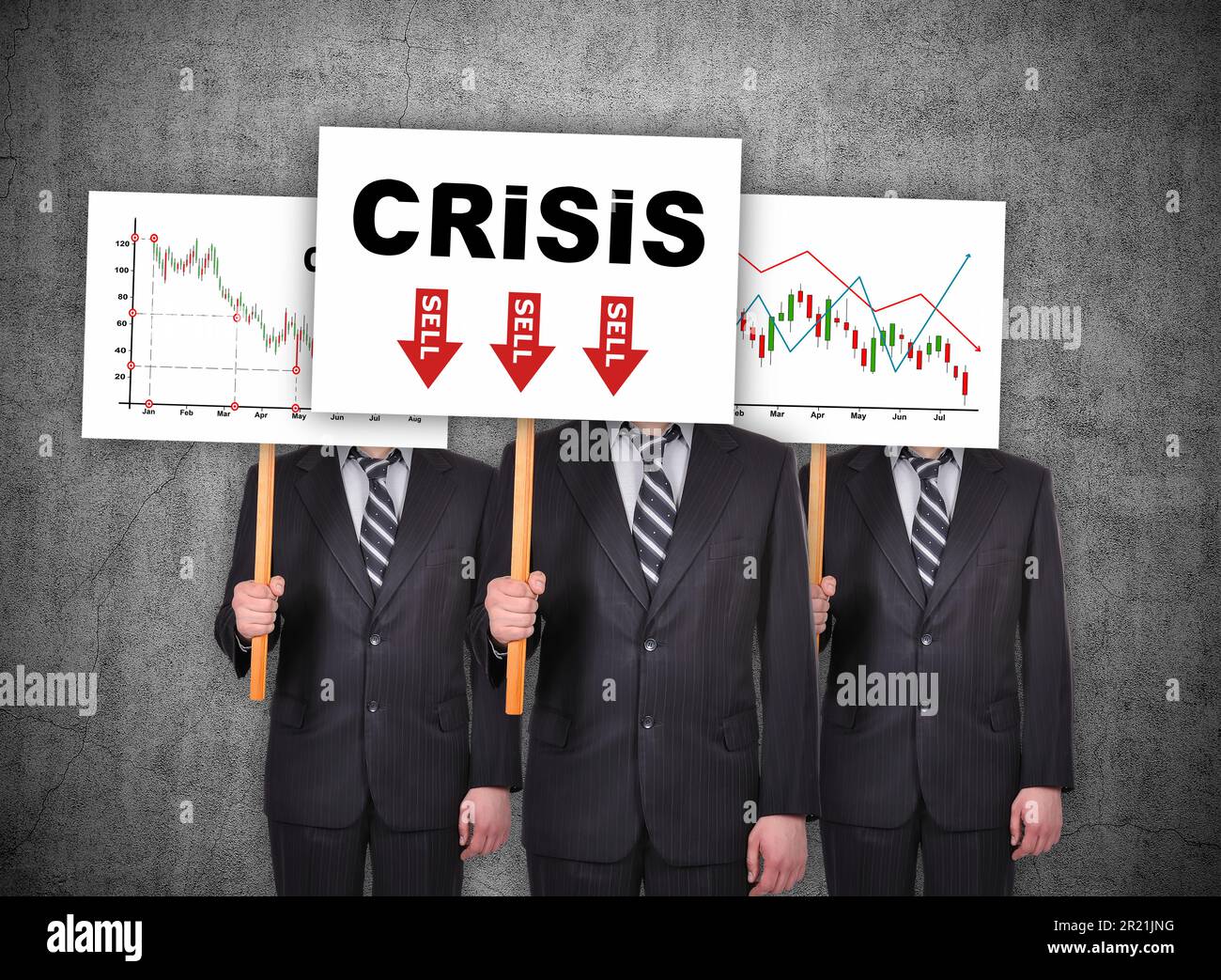 Tre uomini d'affari in tuta con banner con disegno crisi stock grafico Foto Stock