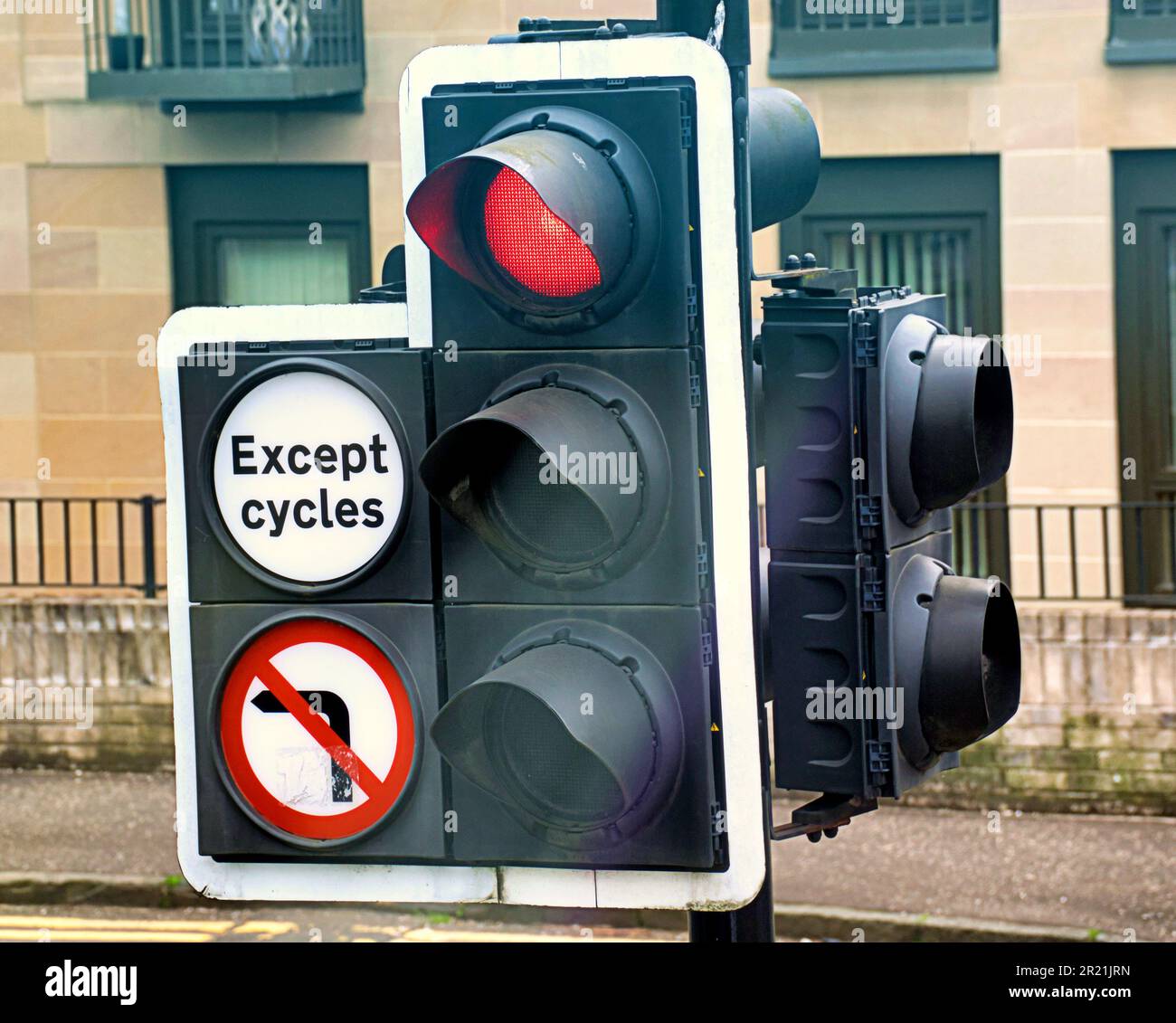 Glasgow, Scozia, Regno Unito 16th maggio 2023. LA preparazione delle zone a basse emissioni DI LEZ vede la segnaletica stradale e le indicazioni stradali dipinte, complete di pubblicità stradale per prepararsi alla fine data di inizio del 1st giugno nelle città di tutta la Scozia. Credit Gerard Ferry/Alamy Live News Foto Stock