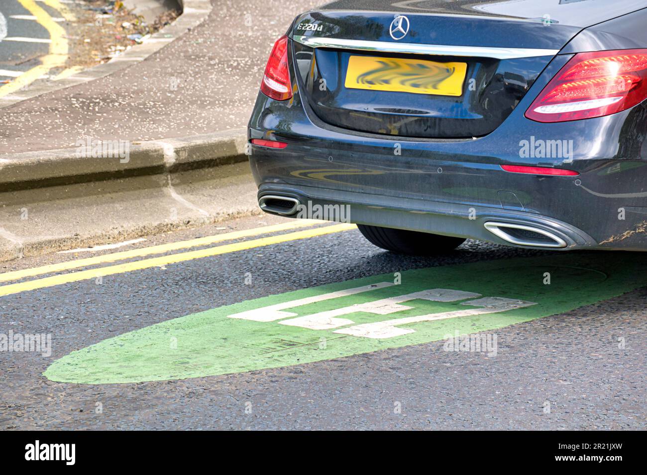 Glasgow, Scozia, Regno Unito 16th maggio 2023. LA preparazione delle zone a basse emissioni DI LEZ vede la segnaletica stradale e le indicazioni stradali dipinte, complete di pubblicità stradale per prepararsi alla fine data di inizio del 1st giugno nelle città di tutta la Scozia. Credit Gerard Ferry/Alamy Live News Foto Stock