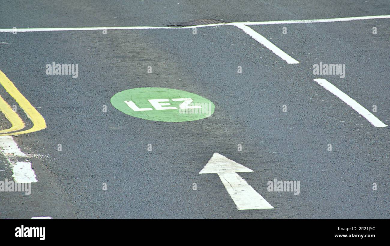 Glasgow, Scozia, Regno Unito 16th maggio 2023. LA preparazione delle zone a basse emissioni DI LEZ vede la segnaletica stradale e le indicazioni stradali dipinte, complete di pubblicità stradale per prepararsi alla fine data di inizio del 1st giugno nelle città di tutta la Scozia. Credit Gerard Ferry/Alamy Live News Foto Stock