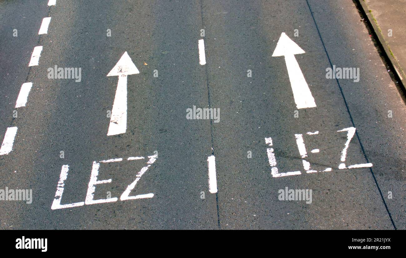 Glasgow, Scozia, Regno Unito 16th maggio 2023. LA preparazione delle zone a basse emissioni DI LEZ vede la segnaletica stradale e le indicazioni stradali dipinte, complete di pubblicità stradale per prepararsi alla fine data di inizio del 1st giugno nelle città di tutta la Scozia. Credit Gerard Ferry/Alamy Live News Foto Stock