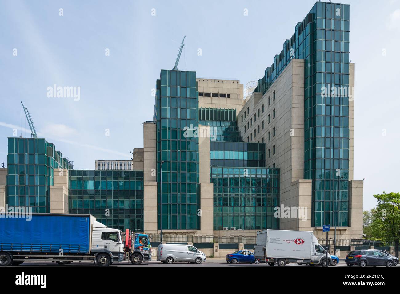 Esterno del SIS Building o MI6 Building, sede dei servizi segreti di Vauxhall Cross, Vauxhall, Londra, Inghilterra, Regno Unito Foto Stock