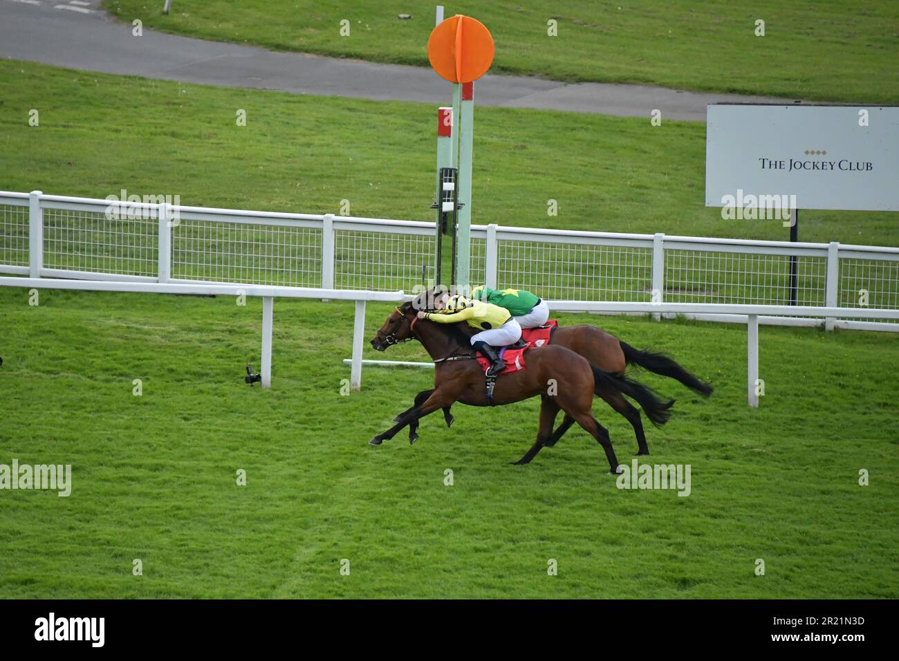 Londra, Regno Unito. 16th maggio 2022. Captain Winters, guidato da Neil Callan (cappello giallo e nero) vince gli Heron Stakes (elencati) davanti al Grey's Monument (sete verdi) all'ippodromo di Sandown Park, Regno Unito. Credit: Paul Blake/Alamy Live News. Foto Stock