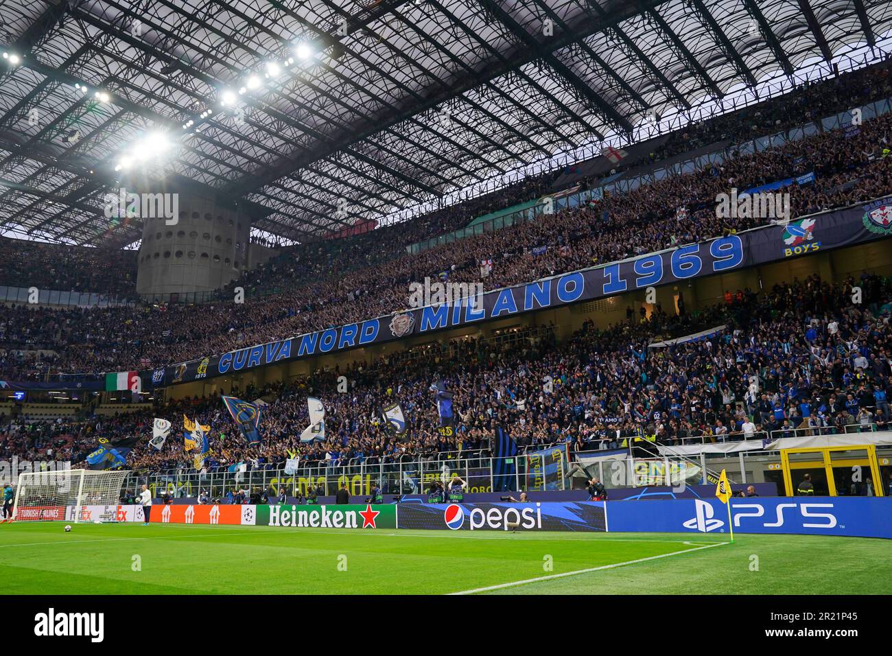 Milano, Italia. 16th maggio, 2023. Milano, 16th 2023 maggio: Curva Nord dei tifosi Inter durante la Semifinale di UEFA Champions League tra Inter e Milano allo Stadio San Siro di Milano. (Daniela Porcelli/SPP) Credit: SPP Sport Press Photo. /Alamy Live News Foto Stock