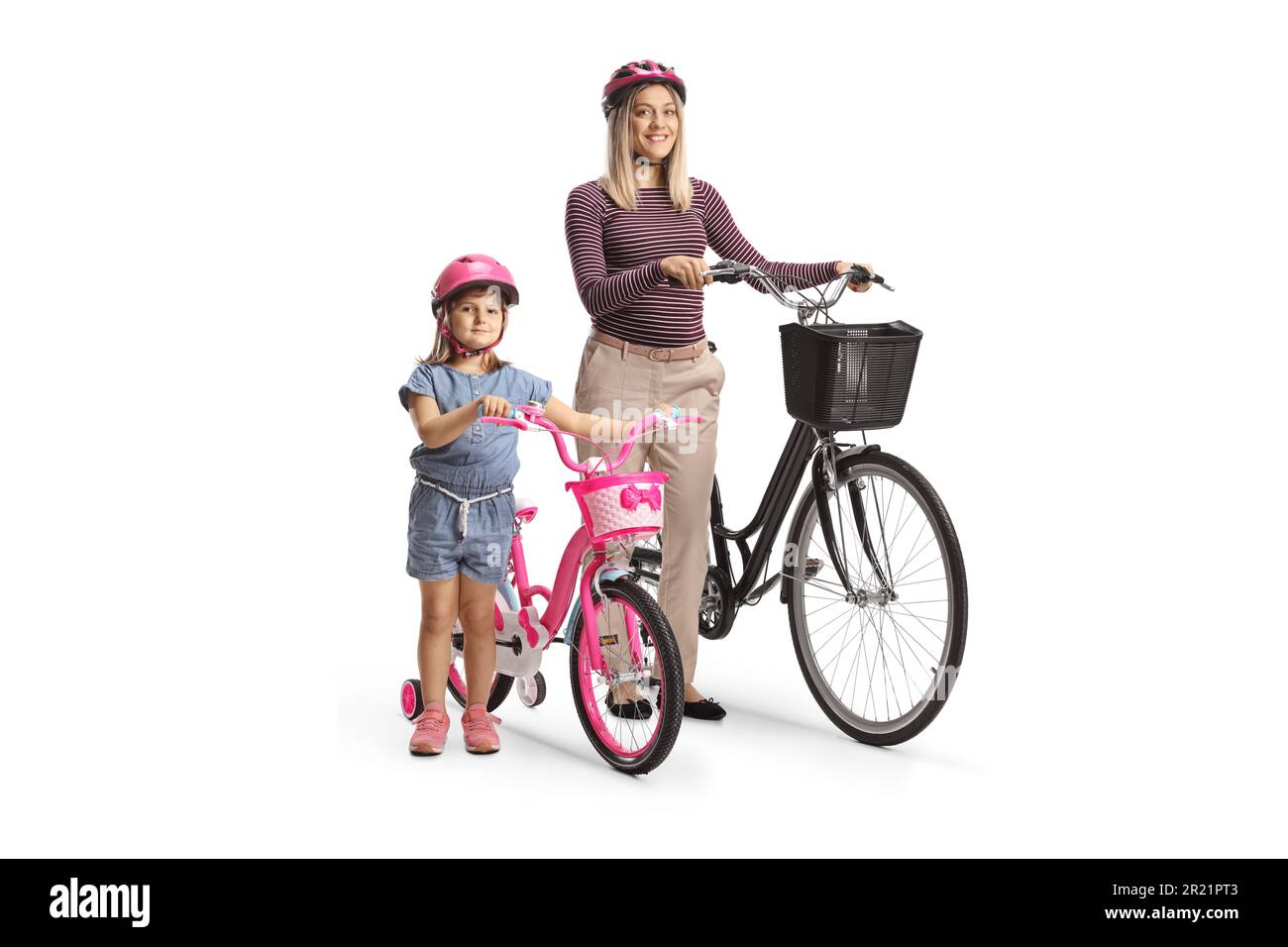 Bambino e madre che indossano caschi e in piedi con biciclette isolate su sfondo bianco Foto Stock