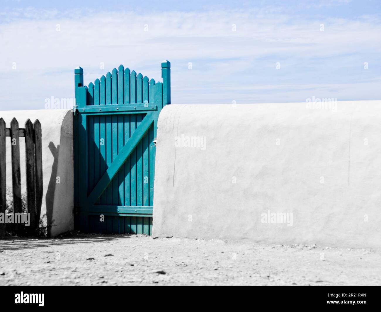 una porta da giardino blu chiaro alla fine del mondo Foto Stock
