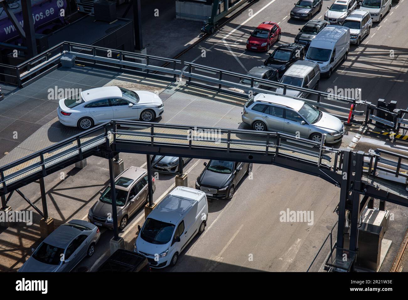 Auto a bordo di una passerella che porta in traghetto a Länsiterminaali 2 o al Terminal Ovest 2 nel distretto di Länsisatama o Jätkäsaari di Helsinki, Finlandia Foto Stock