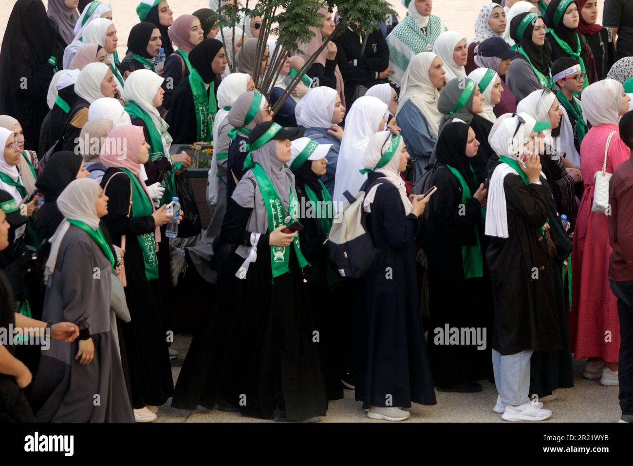 Nablus, Palestina. 16th maggio, 2023. Gli studenti che sostengono il blocco islamico del movimento di resistenza islamica, Hamas, uno dei quattro blocchi nominati per le elezioni, attendono i risultati delle elezioni per il Consiglio dell'Unione studentesca presso l'Università Nazionale Palestinese di An-Najah a Nablus, nella Cisgiordania occupata a nord. Le elezioni sono tra i 4 blocchi di studenti all'Università An-Najah, che è la prima elezione per il Consiglio dell'Unione degli studenti dopo 7 anni. Credit: SOPA Images Limited/Alamy Live News Foto Stock