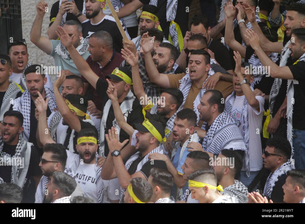 Nablus, Palestina. 16th maggio, 2023. I sostenitori degli studenti del blocco al-Shabiba affiliato a Fatah, uno dei quattro blocchi nominati per le elezioni, si rallegrano in attesa dei risultati delle elezioni per il Consiglio dell'Unione degli studenti presso l'Università Nazionale Palestinese An-Najah di Nablus, nella Cisgiordania occupata a nord. Le elezioni sono tra i 4 blocchi di studenti all'Università An-Najah, che è la prima elezione per il Consiglio dell'Unione degli studenti dopo 7 anni. Credit: SOPA Images Limited/Alamy Live News Foto Stock
