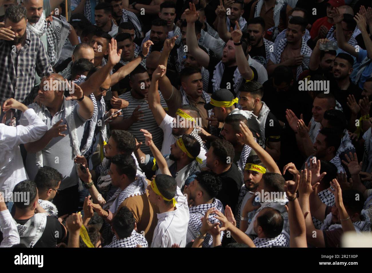 Nablus, Palestina. 16th maggio, 2023. I sostenitori degli studenti del blocco al-Shabiba affiliato a Fatah, uno dei quattro blocchi nominati per le elezioni, si rallegrano in attesa dei risultati delle elezioni per il Consiglio dell'Unione degli studenti presso l'Università Nazionale Palestinese An-Najah di Nablus, nella Cisgiordania occupata a nord. Le elezioni sono tra i 4 blocchi di studenti all'Università An-Najah, che è la prima elezione per il Consiglio dell'Unione degli studenti dopo 7 anni. Credit: SOPA Images Limited/Alamy Live News Foto Stock