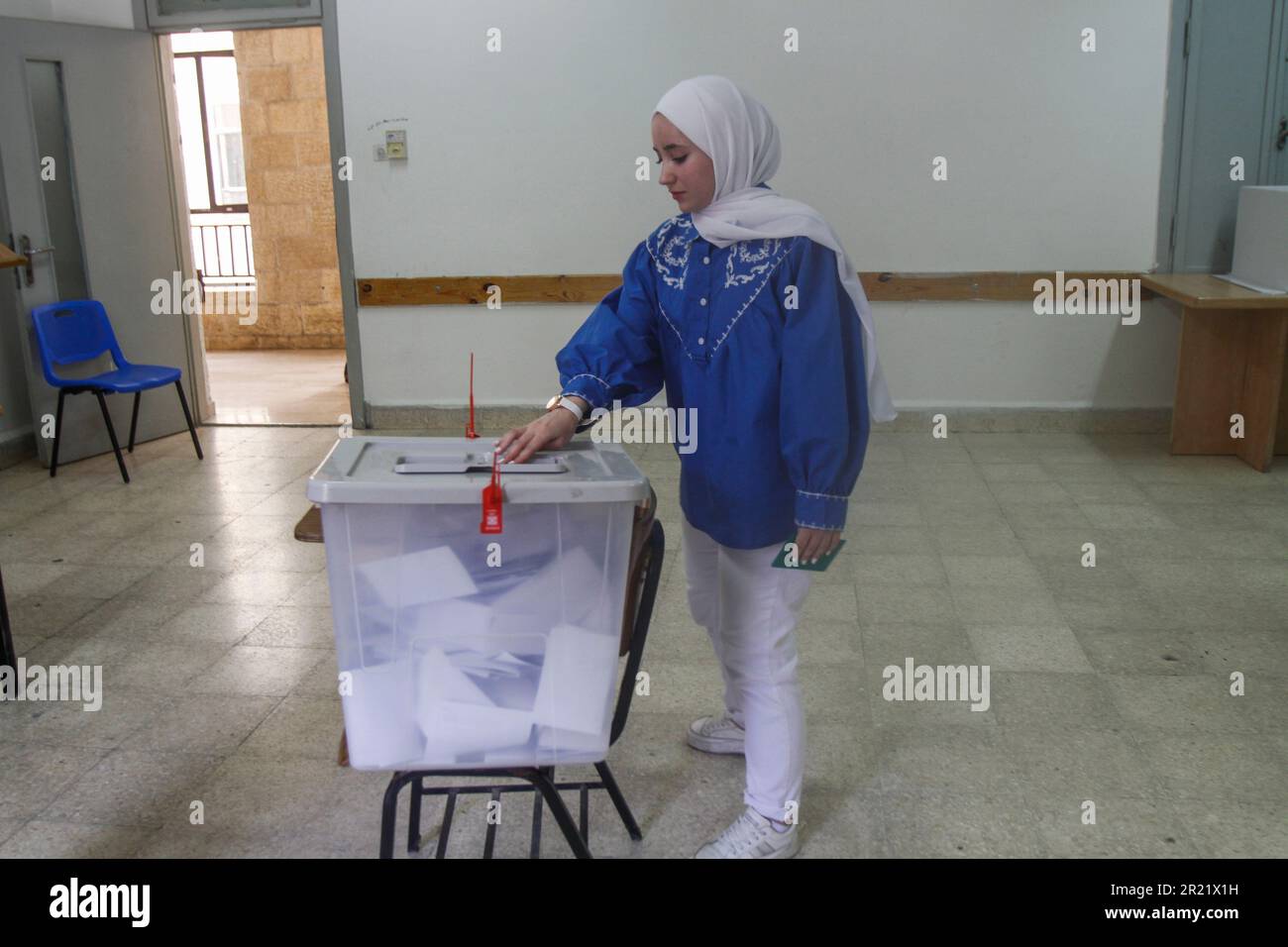 Nablus, Palestina. 16th maggio, 2023. Sostenendo gli studenti del blocco islamico del movimento di resistenza islamica, Hamas, uno dei quattro blocchi nominati per le elezioni, attende i risultati delle elezioni per il Consiglio dell'Unione studentesca presso l'Università Nazionale Palestinese di An-Najah a Nablus, nella Cisgiordania occupata a nord. Le elezioni sono tra i 4 blocchi di studenti all'Università An-Najah, che è la prima elezione per il Consiglio dell'Unione degli studenti dopo 7 anni. Credit: SOPA Images Limited/Alamy Live News Foto Stock