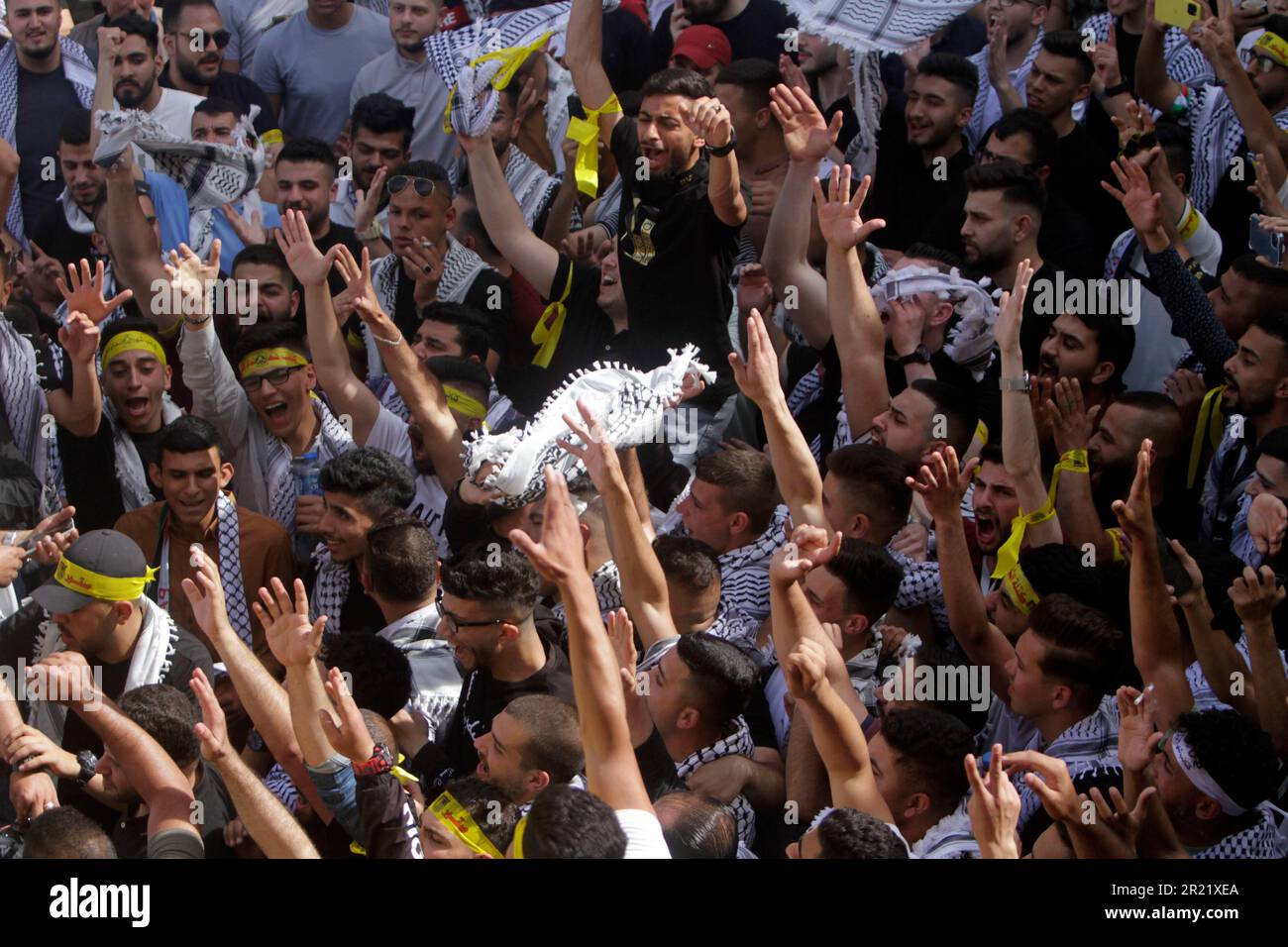 Nablus, Palestina. 16th maggio, 2023. I sostenitori degli studenti del blocco al-Shabiba affiliato a Fatah, uno dei quattro blocchi nominati per le elezioni, si rallegrano in attesa dei risultati delle elezioni per il Consiglio dell'Unione degli studenti presso l'Università Nazionale Palestinese An-Najah di Nablus, nella Cisgiordania occupata a nord. Le elezioni sono tra i 4 blocchi di studenti all'Università An-Najah, che è la prima elezione per il Consiglio dell'Unione degli studenti dopo 7 anni. (Foto di Nasser Ishtayeh/SOPA Images/Sipa USA) Credit: Sipa USA/Alamy Live News Foto Stock
