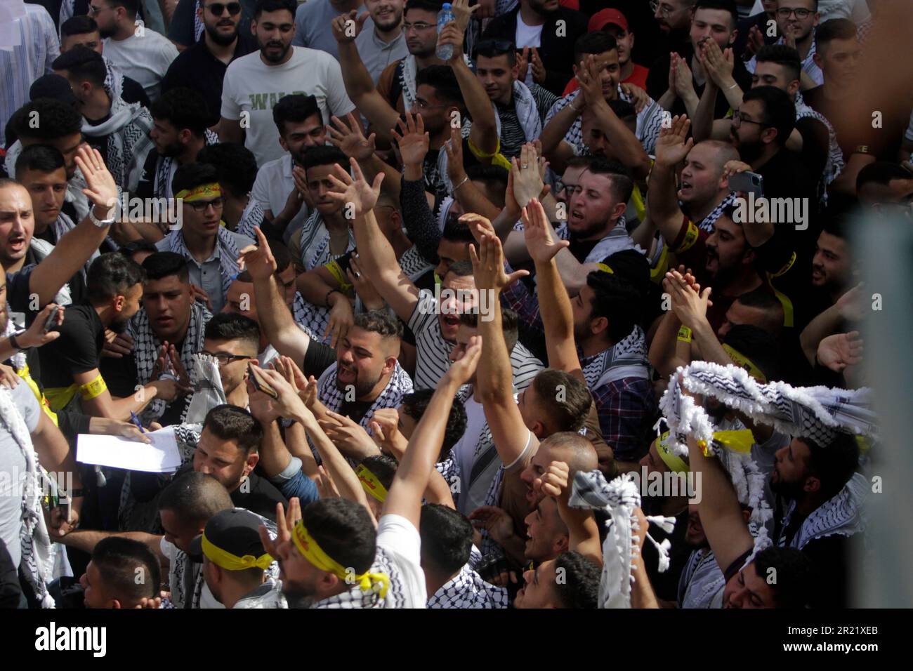 Nablus, Palestina. 16th maggio, 2023. I sostenitori degli studenti del blocco al-Shabiba affiliato a Fatah, uno dei quattro blocchi nominati per le elezioni, si rallegrano in attesa dei risultati delle elezioni per il Consiglio dell'Unione degli studenti presso l'Università Nazionale Palestinese An-Najah di Nablus, nella Cisgiordania occupata a nord. Le elezioni sono tra i 4 blocchi di studenti all'Università An-Najah, che è la prima elezione per il Consiglio dell'Unione degli studenti dopo 7 anni. (Foto di Nasser Ishtayeh/SOPA Images/Sipa USA) Credit: Sipa USA/Alamy Live News Foto Stock