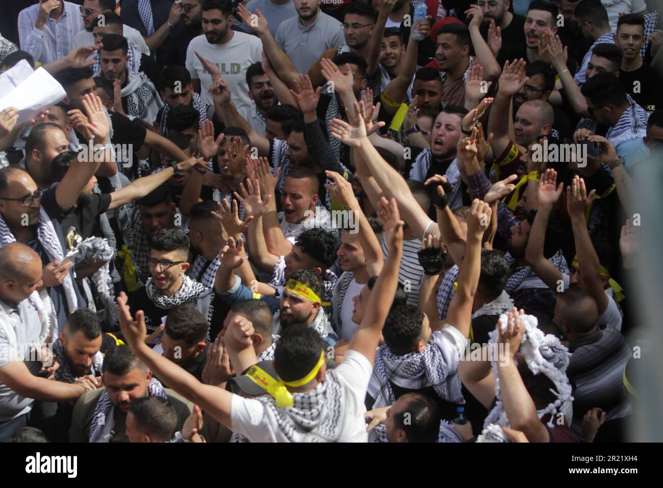 Nablus, Palestina. 16th maggio, 2023. I sostenitori degli studenti del blocco al-Shabiba affiliato a Fatah, uno dei quattro blocchi nominati per le elezioni, si rallegrano in attesa dei risultati delle elezioni per il Consiglio dell'Unione degli studenti presso l'Università Nazionale Palestinese An-Najah di Nablus, nella Cisgiordania occupata a nord. Le elezioni sono tra i 4 blocchi di studenti all'Università An-Najah, che è la prima elezione per il Consiglio dell'Unione degli studenti dopo 7 anni. (Foto di Nasser Ishtayeh/SOPA Images/Sipa USA) Credit: Sipa USA/Alamy Live News Foto Stock