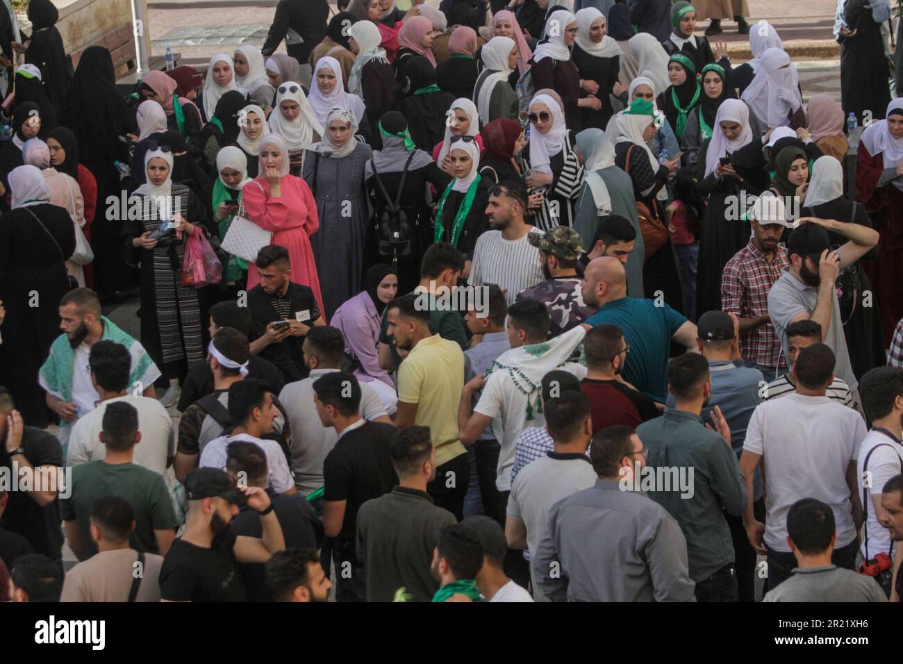 Nablus, Palestina. 16th maggio, 2023. Gli studenti che sostengono il blocco islamico del movimento di resistenza islamica, Hamas, uno dei quattro blocchi nominati per le elezioni, attendono i risultati delle elezioni per il Consiglio dell'Unione studentesca presso l'Università Nazionale Palestinese di An-Najah a Nablus, nella Cisgiordania occupata a nord. Le elezioni sono tra i 4 blocchi di studenti all'Università An-Najah, che è la prima elezione per il Consiglio dell'Unione degli studenti dopo 7 anni. (Foto di Nasser Ishtayeh/SOPA Images/Sipa USA) Credit: Sipa USA/Alamy Live News Foto Stock