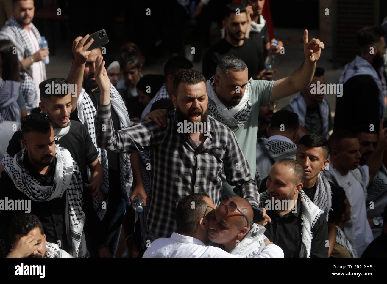 Nablus, Palestina. 16th maggio, 2023. Sostenere gli studenti del blocco al-Shabiba affiliato a Fatah, uno dei quattro blocchi nominati per le elezioni, allietare in attesa dei risultati delle elezioni per il Consiglio dell'Unione degli studenti presso l'Università Nazionale Palestinese di An-Najah a Nablus, nella Cisgiordania occupata settentrionale. Le elezioni sono tra i 4 blocchi di studenti all'Università An-Najah, che è la prima elezione per il Consiglio dell'Unione degli studenti dopo 7 anni. (Foto di Nasser Ishtayeh/SOPA Images/Sipa USA) Credit: Sipa USA/Alamy Live News Foto Stock