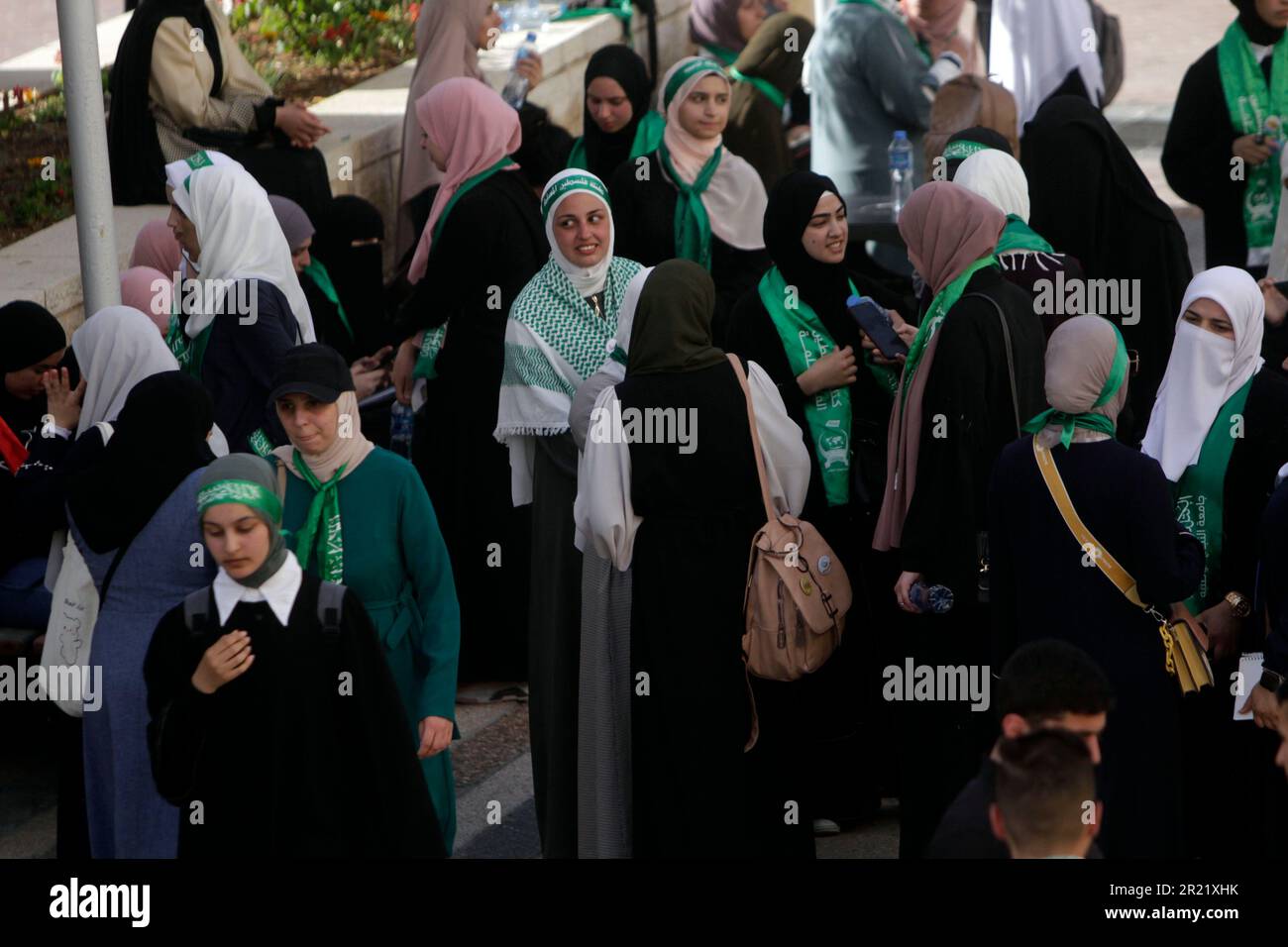 Nablus, Palestina. 16th maggio, 2023. Gli studenti che sostengono il blocco islamico del movimento di resistenza islamica, Hamas, uno dei quattro blocchi nominati per le elezioni, attendono i risultati delle elezioni per il Consiglio dell'Unione studentesca presso l'Università Nazionale Palestinese di An-Najah a Nablus, nella Cisgiordania occupata a nord. Le elezioni sono tra i 4 blocchi di studenti all'Università An-Najah, che è la prima elezione per il Consiglio dell'Unione degli studenti dopo 7 anni. (Foto di Nasser Ishtayeh/SOPA Images/Sipa USA) Credit: Sipa USA/Alamy Live News Foto Stock