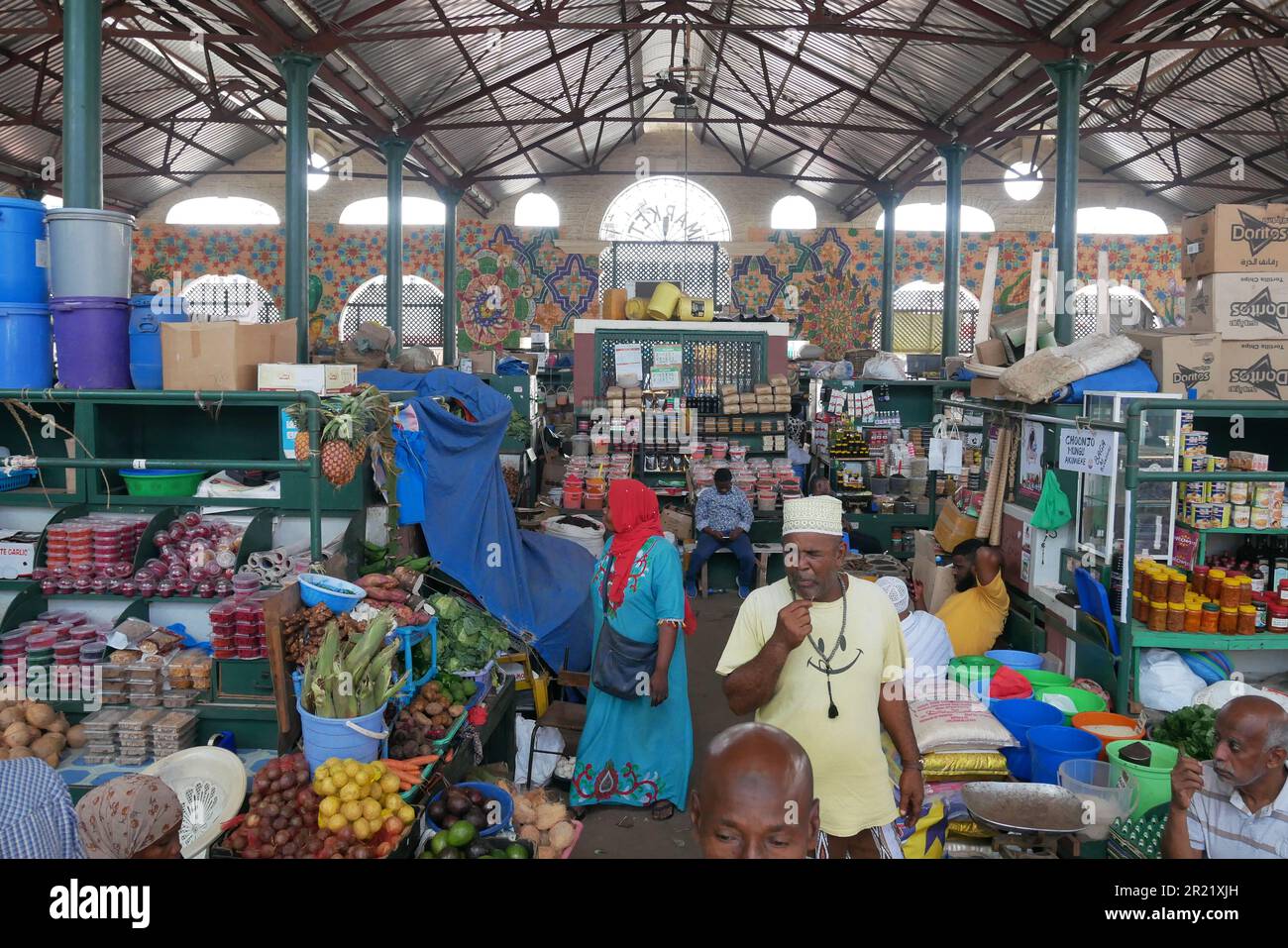 Commercianti e clienti all'interno di un mercato occupato a Mombasa Foto Stock