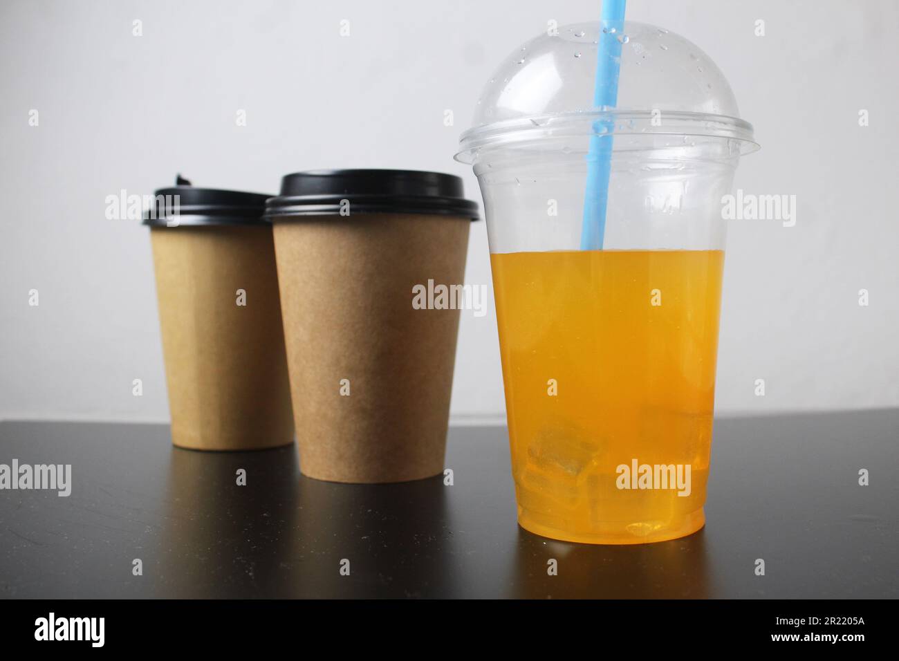 Tazza di carta vuota per caffè in carta marrone biodegradabile su sfondo bianco. Due versioni con coperchio e senza coperchio. Oggetto isolato, modello Foto Stock