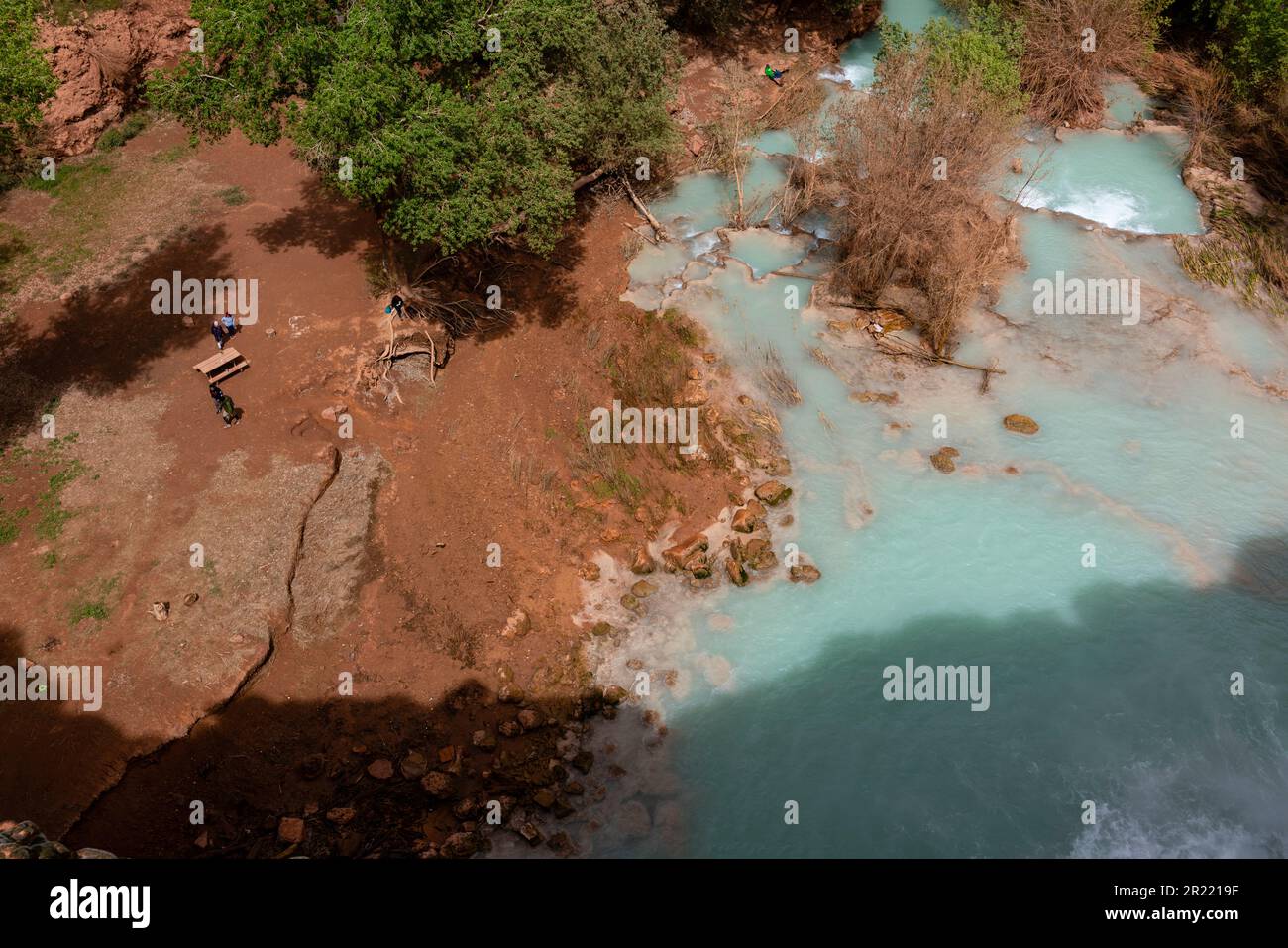 La gente esplora vicino alla base delle cascate Havasu. Supai, Arizona, Stati Uniti. Foto Stock