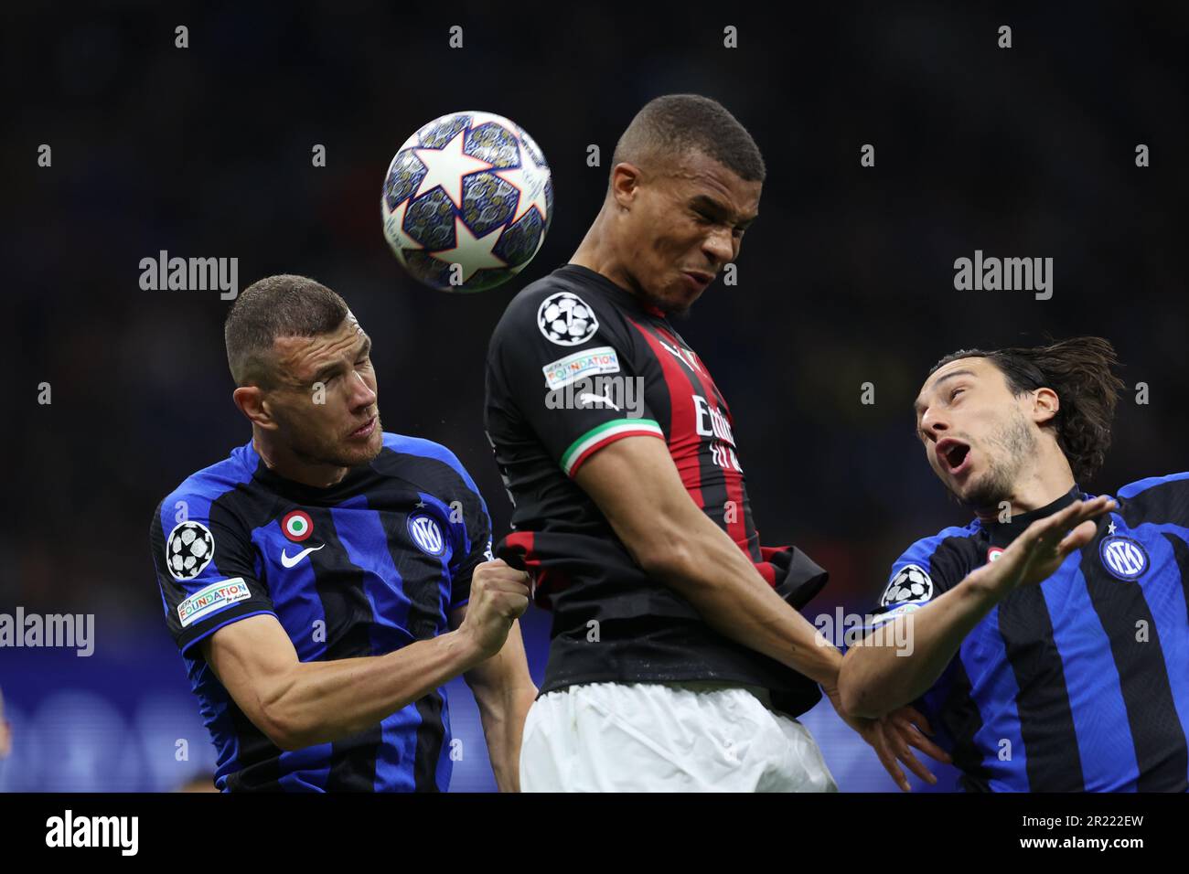 Mailand, Italia. 16th maggio, 2023. Calcio: Champions League, Inter Milan - AC Milan, round knockout, semifinali, seconde gambe, Stadio Giuseppe Meazza. Malick Thiaw (M) in duello aereo con l'Inter's Edin Dzeko (l) e Matteo Darmian dell'Inter Milan. Credit: Oliver Weiken/dpa/Alamy Live News Foto Stock