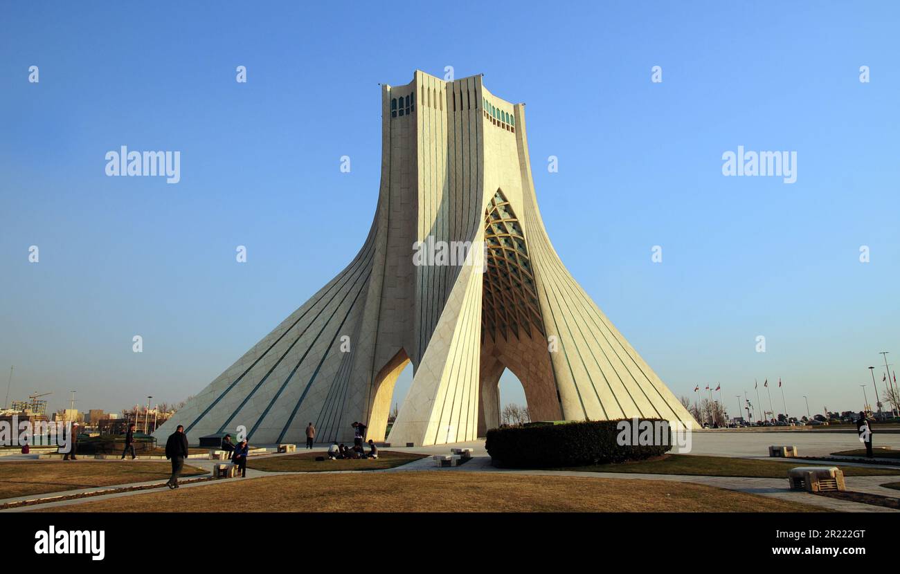 La Torre Azadi è un'attrazione turistica situata a Teheran, la capitale dell'Iran, ed è il simbolo della città. Foto Stock