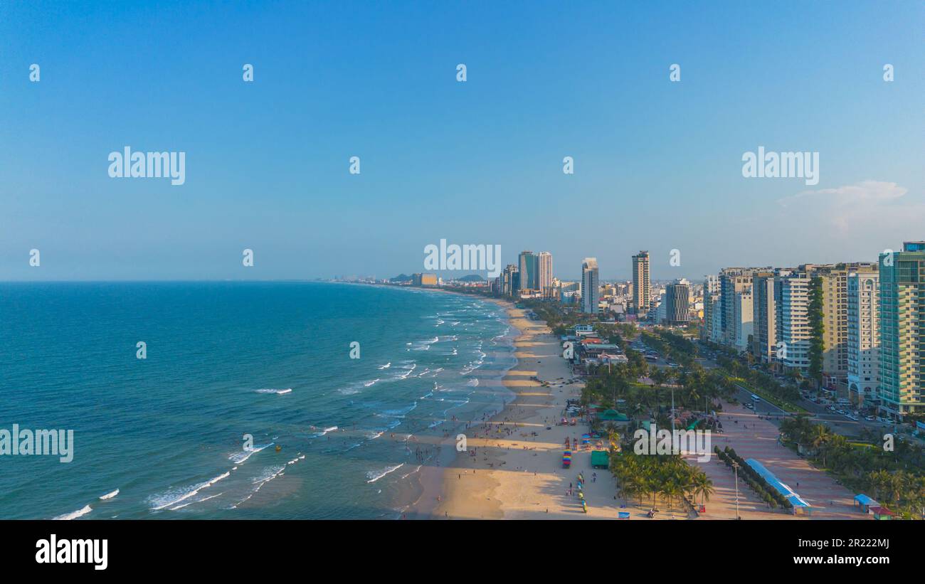 Vista aerea del tramonto sulla costa di da Nang. Spiaggia di My Khe con alti hotel e grattacieli sulla spiaggia di sabbia dorata Foto Stock