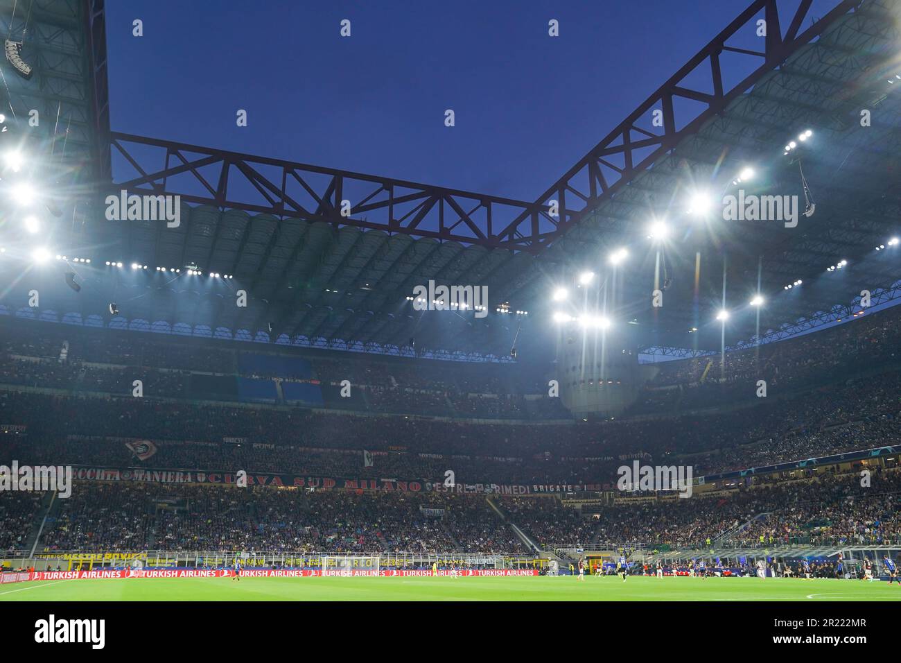 Milano, Italia. 16th maggio, 2023. Milano, 16th 2023 maggio: Più di 75'000 tifosi durante la partita di calcio della UEFA Champions League Semifinal tra Inter e Milano allo Stadio San Siro di Milano. (Daniela Porcelli/SPP) Credit: SPP Sport Press Photo. /Alamy Live News Foto Stock