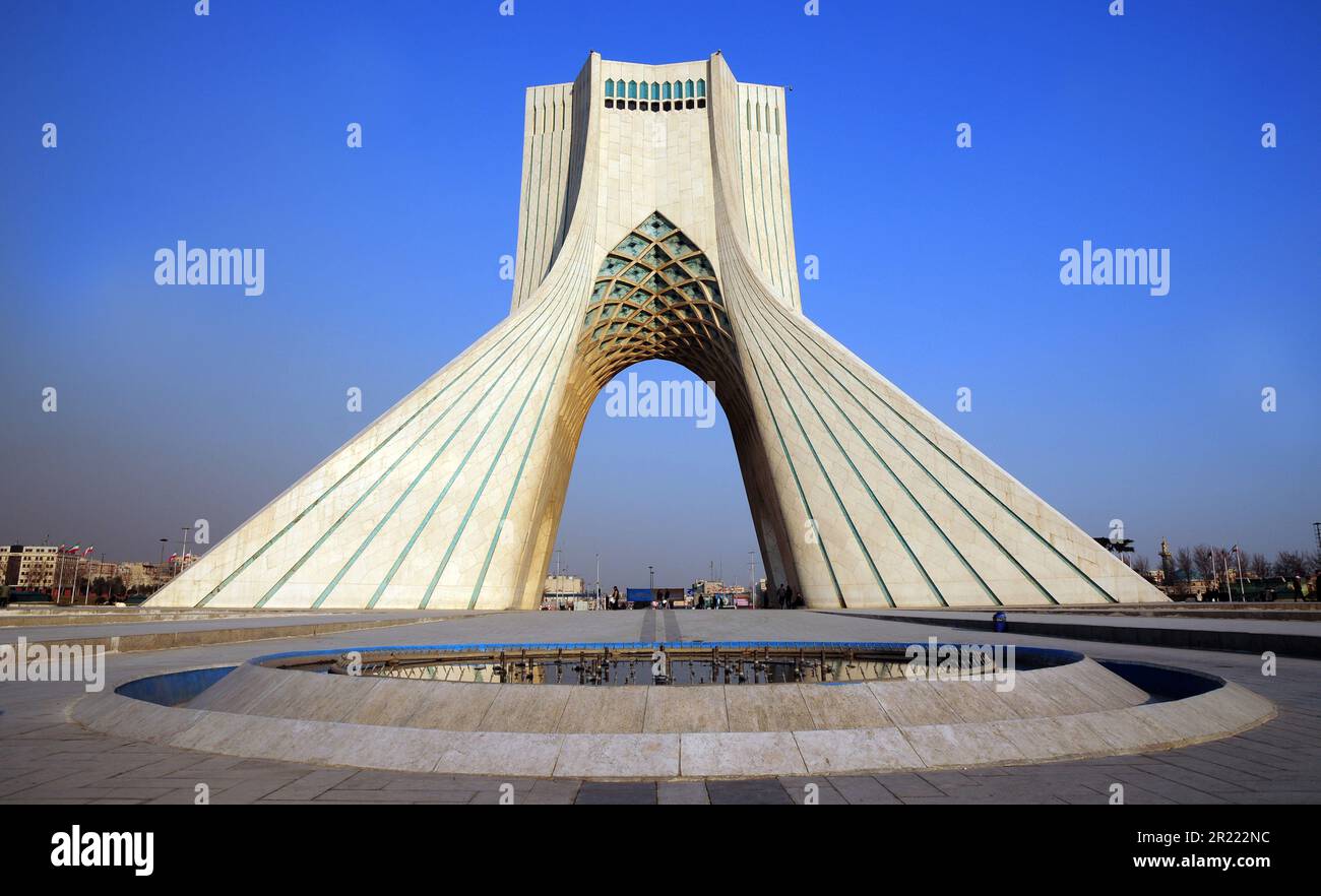 La Torre Azadi è un'attrazione turistica situata a Teheran, la capitale dell'Iran, ed è il simbolo della città. Foto Stock