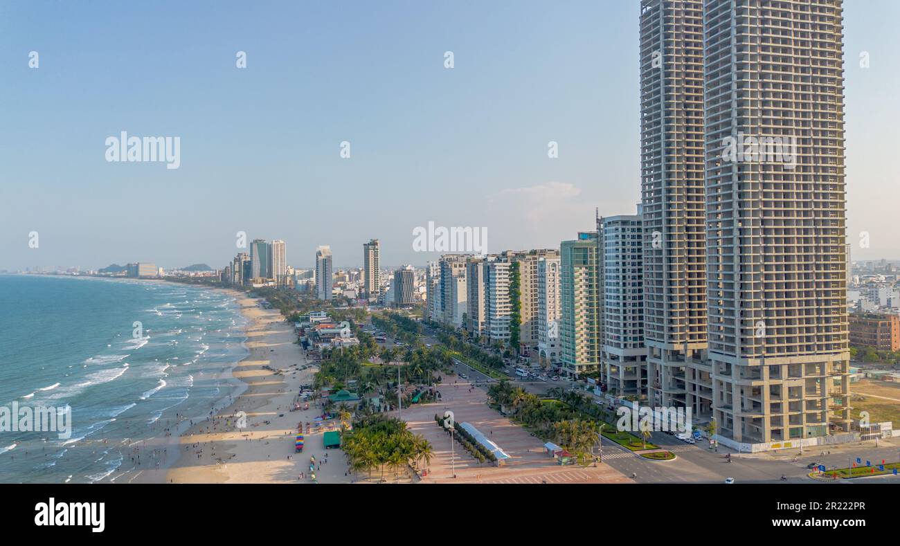 Vista aerea del tramonto sulla costa di da Nang. Spiaggia di My Khe con alti hotel e grattacieli sulla spiaggia di sabbia dorata Foto Stock