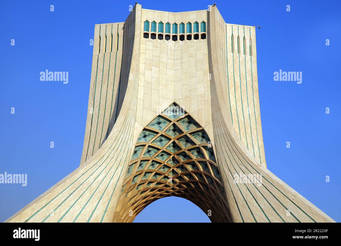 La Torre Azadi è un'attrazione turistica situata a Teheran, la capitale dell'Iran, ed è il simbolo della città. Foto Stock