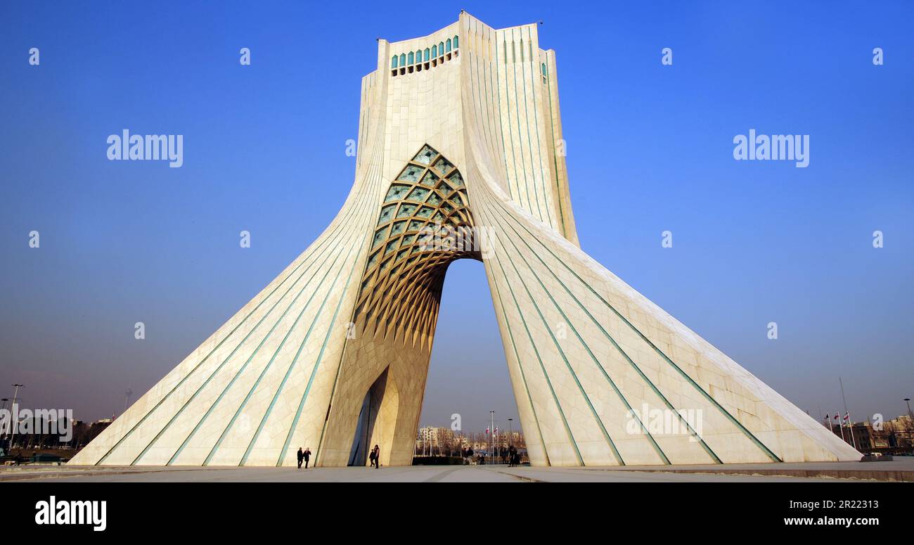 La Torre Azadi è un'attrazione turistica situata a Teheran, la capitale dell'Iran, ed è il simbolo della città. Foto Stock