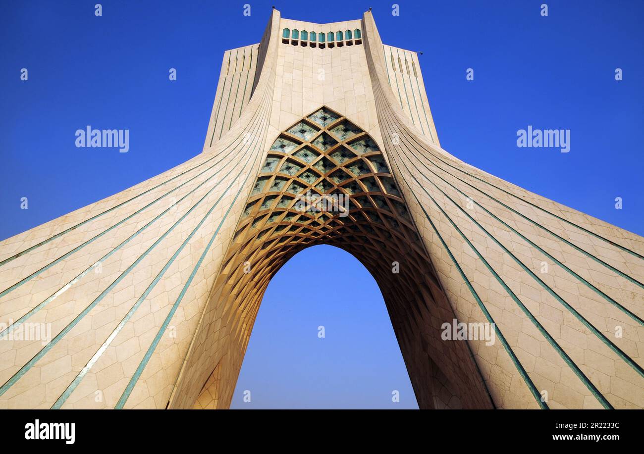 La Torre Azadi è un'attrazione turistica situata a Teheran, la capitale dell'Iran, ed è il simbolo della città. Foto Stock
