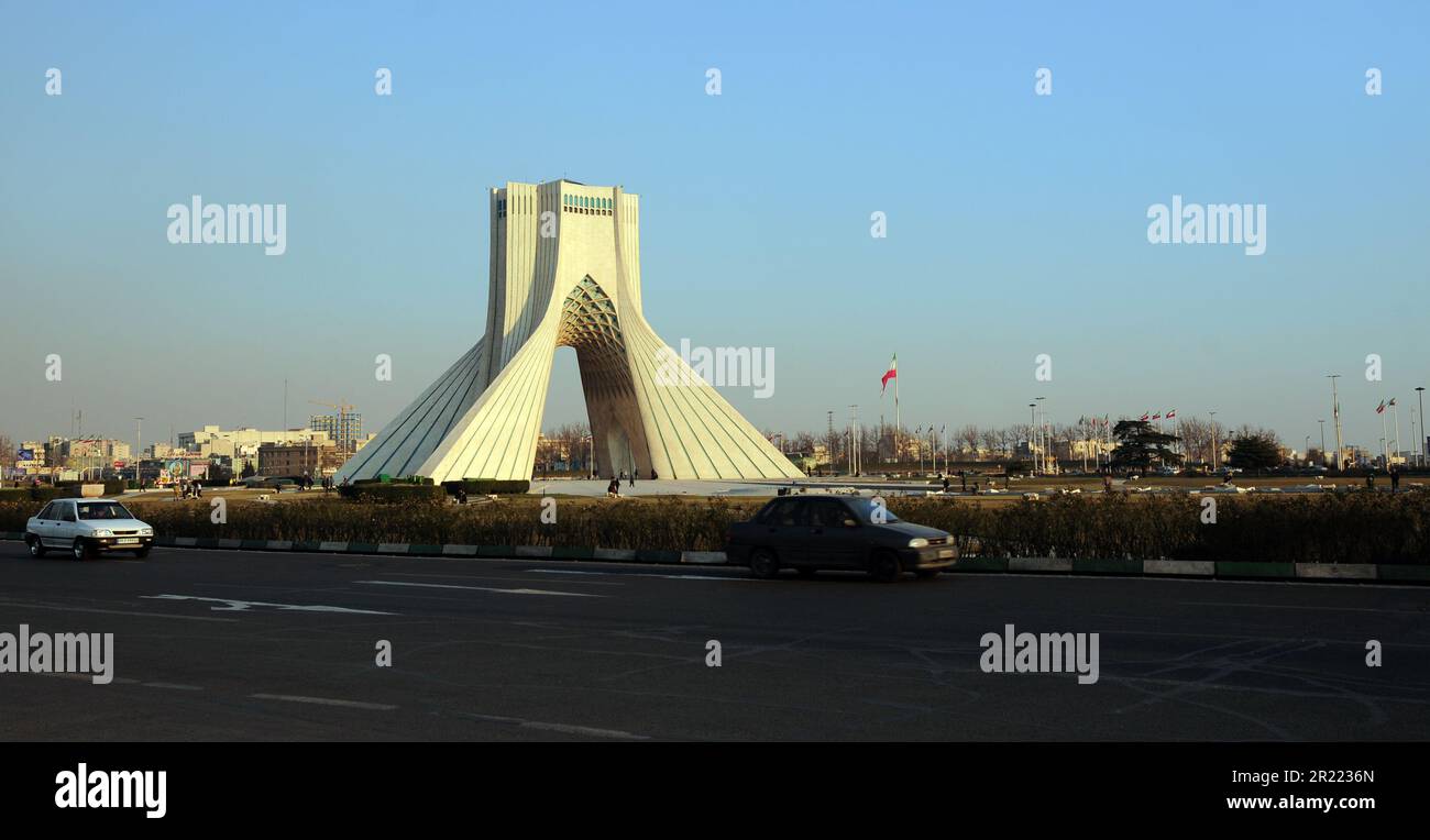 La Torre Azadi è un'attrazione turistica situata a Teheran, la capitale dell'Iran, ed è il simbolo della città. Foto Stock