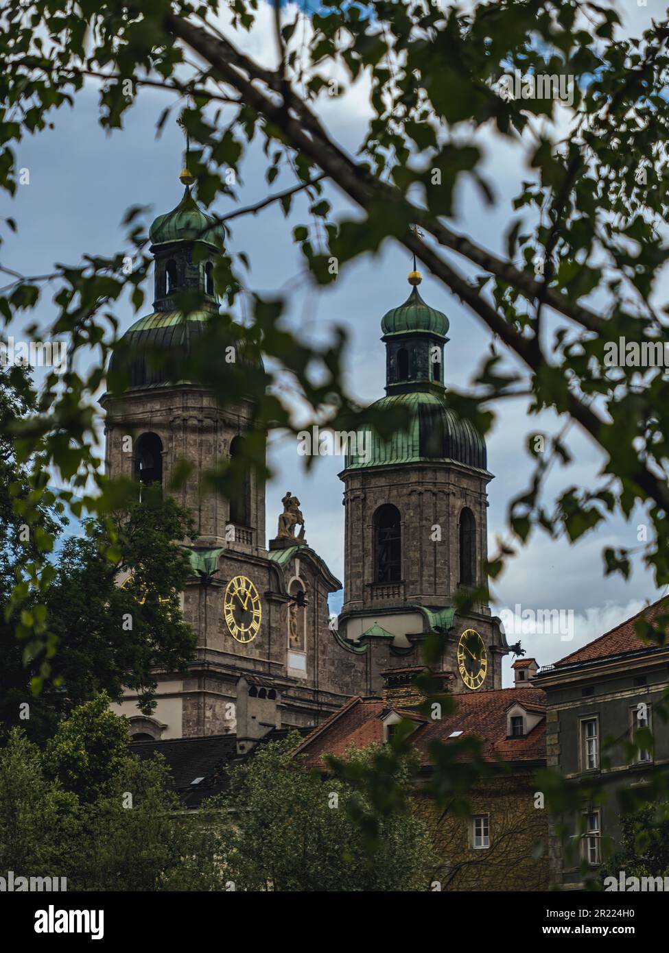 Cattedrale di San Giacomo Sankt Jakob dom a Innsbruck Austria Tirolo visto attraverso foglie di albero Foto Stock