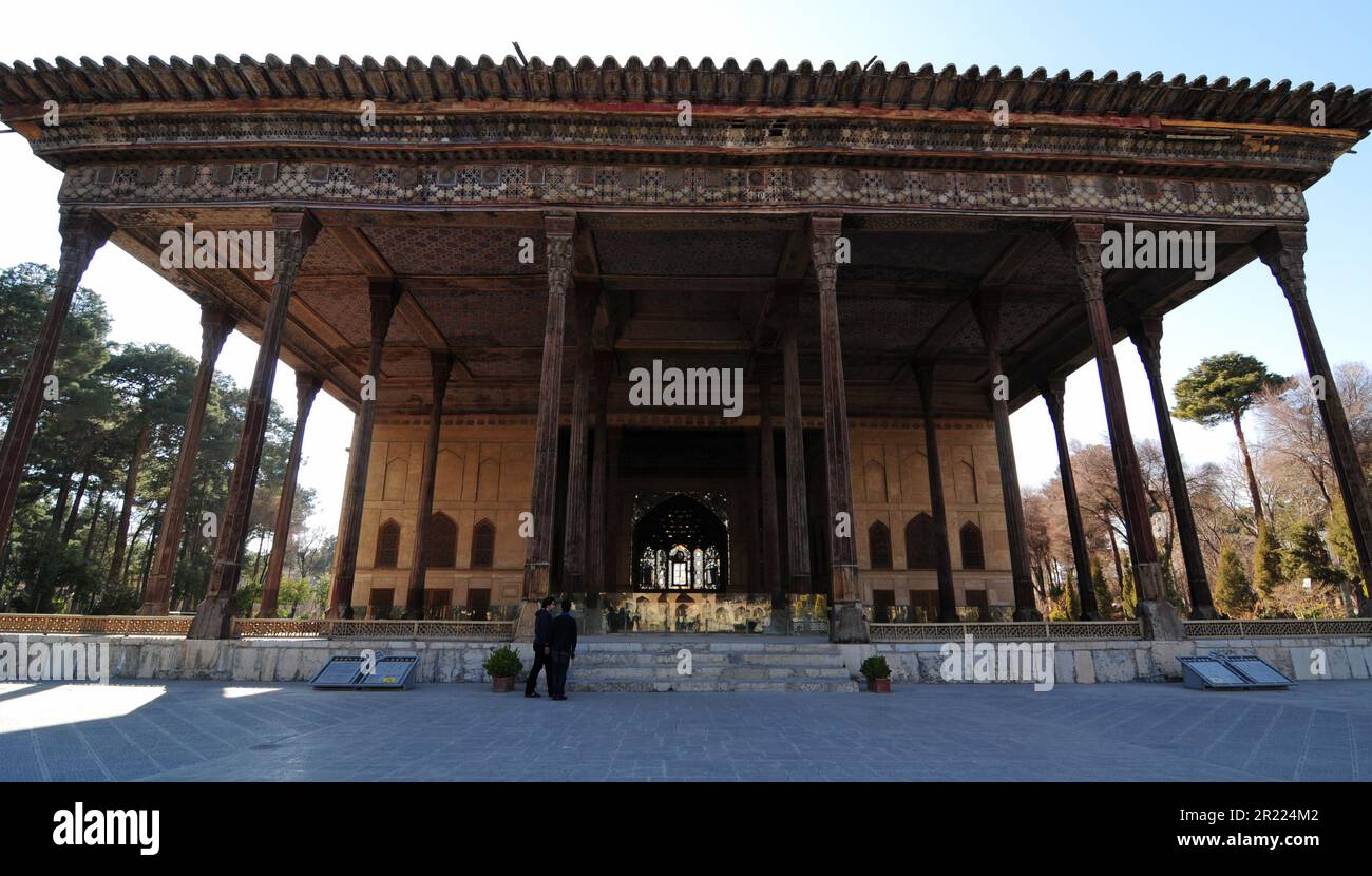 Situato a Isfahan, in Iran, il Palazzo Chehel Sotun è stato costruito dai Safavidi nel 17th ° secolo. Ha un'architettura in legno. Foto Stock