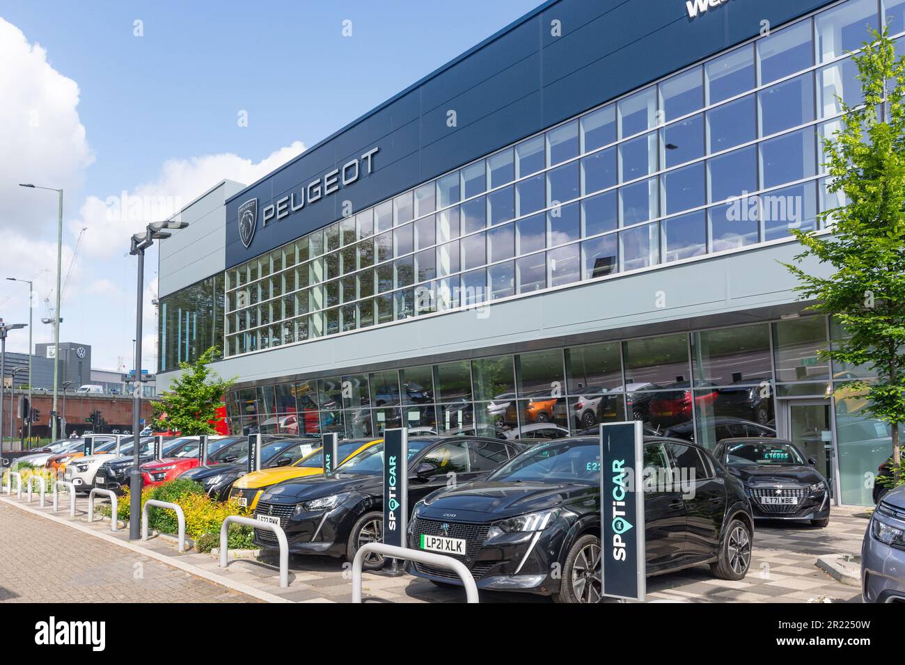 Stellantis & You Peugeot West London, Chiswick High Road., Chiswick, London Borough of Hounslow, Greater London, England, United Kingdom Foto Stock