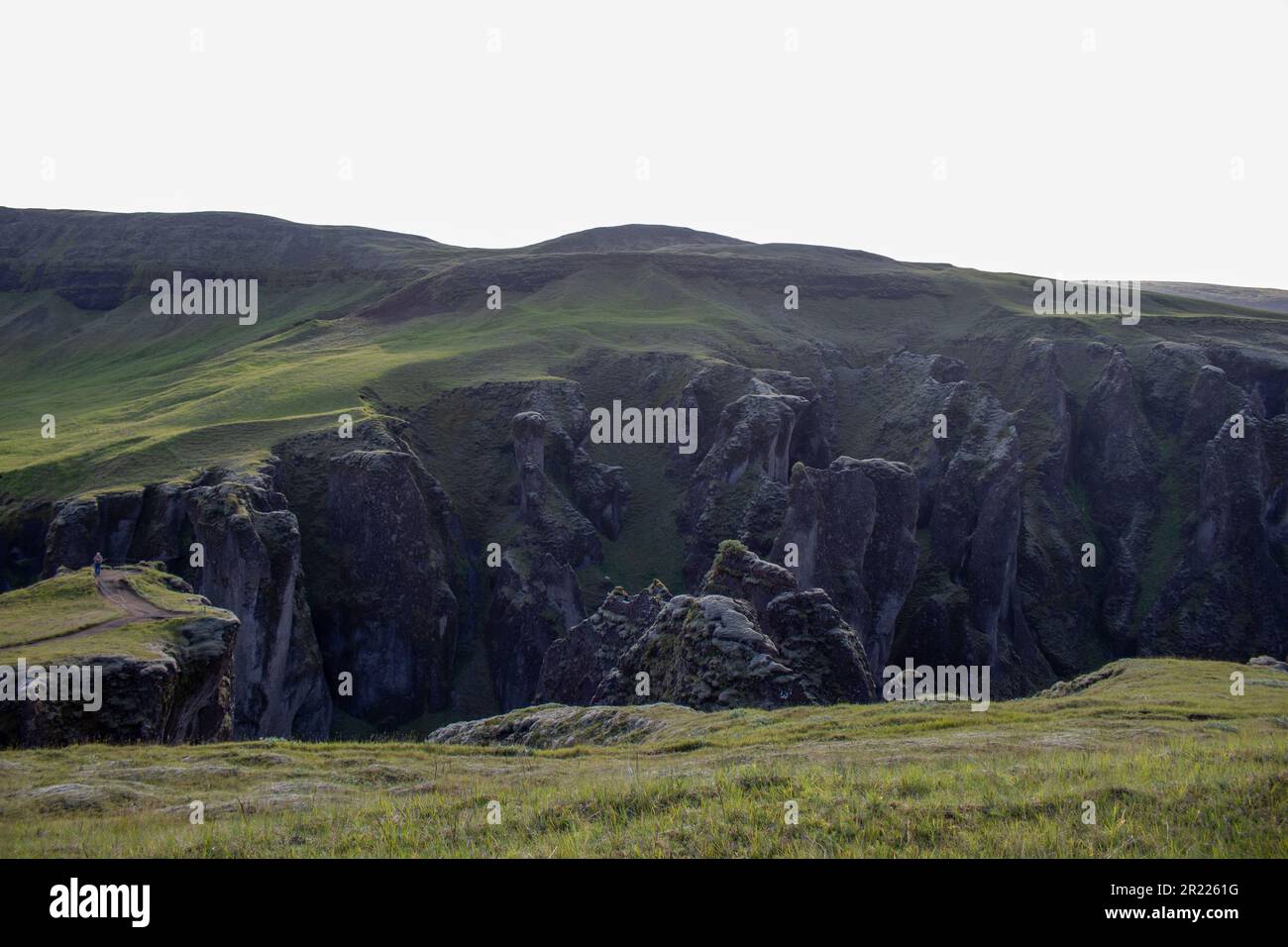 Lussureggianti montagne verdi erbose e rocciose in Islanda Foto Stock