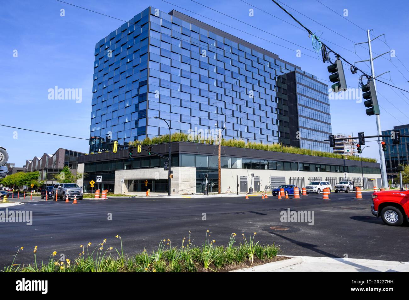 BELLEVUE, WA, USA – 3 MAGGIO 2023: Spring District, nuova costruzione di edifici di uffici in vetro e lavori stradali Foto Stock
