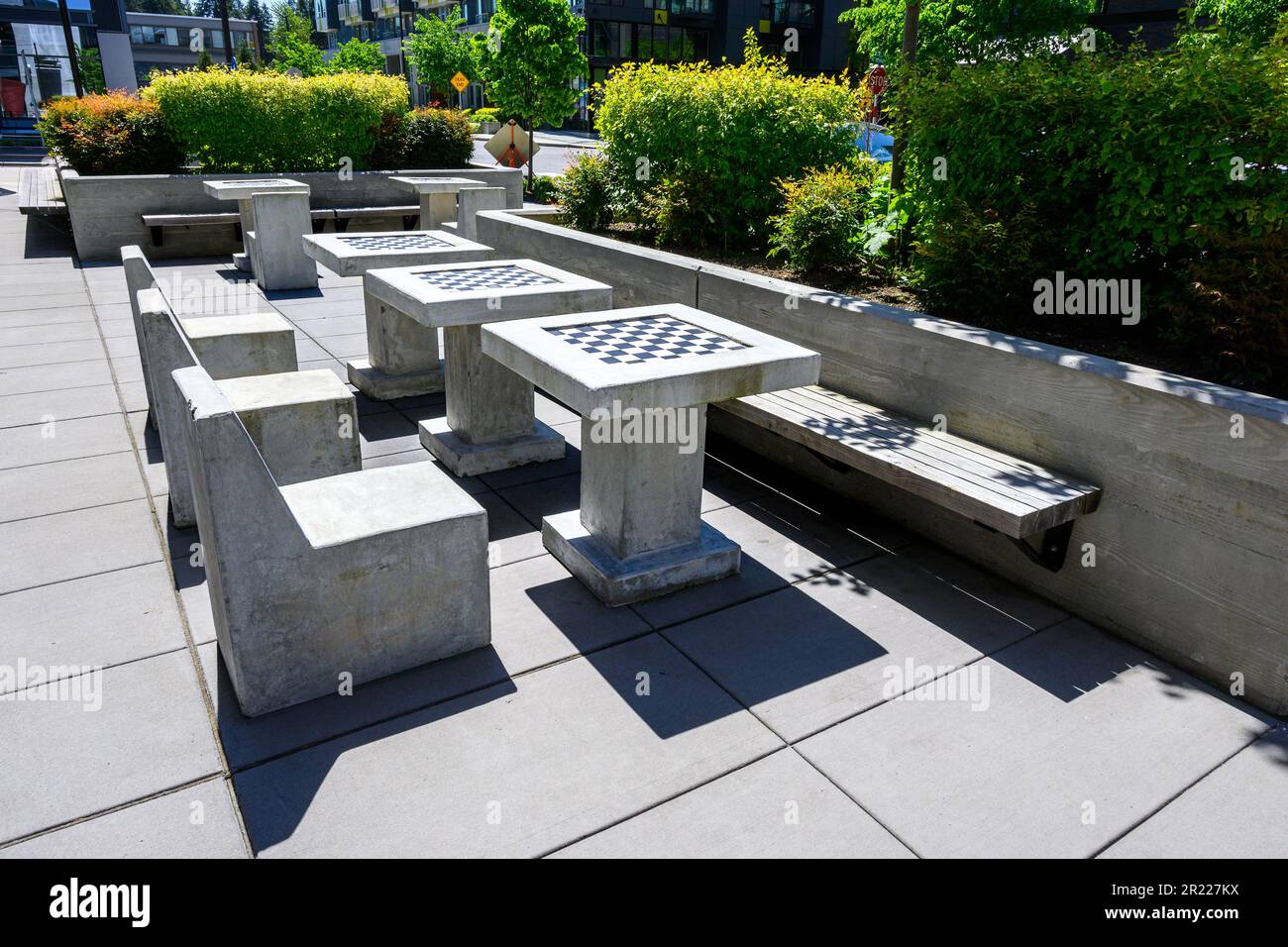 BELLEVUE, WA, USA – 3 MAGGIO 2023: Spring District, tavoli da scacchi in cemento e sedie per giochi e relax nel parco degli uffici Foto Stock