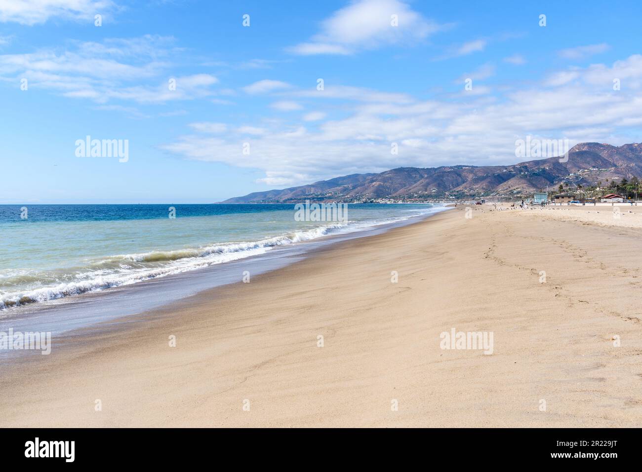 Magnifica spiaggia di sabbia sulla costa della California in una chiara giornata autunnale Foto Stock