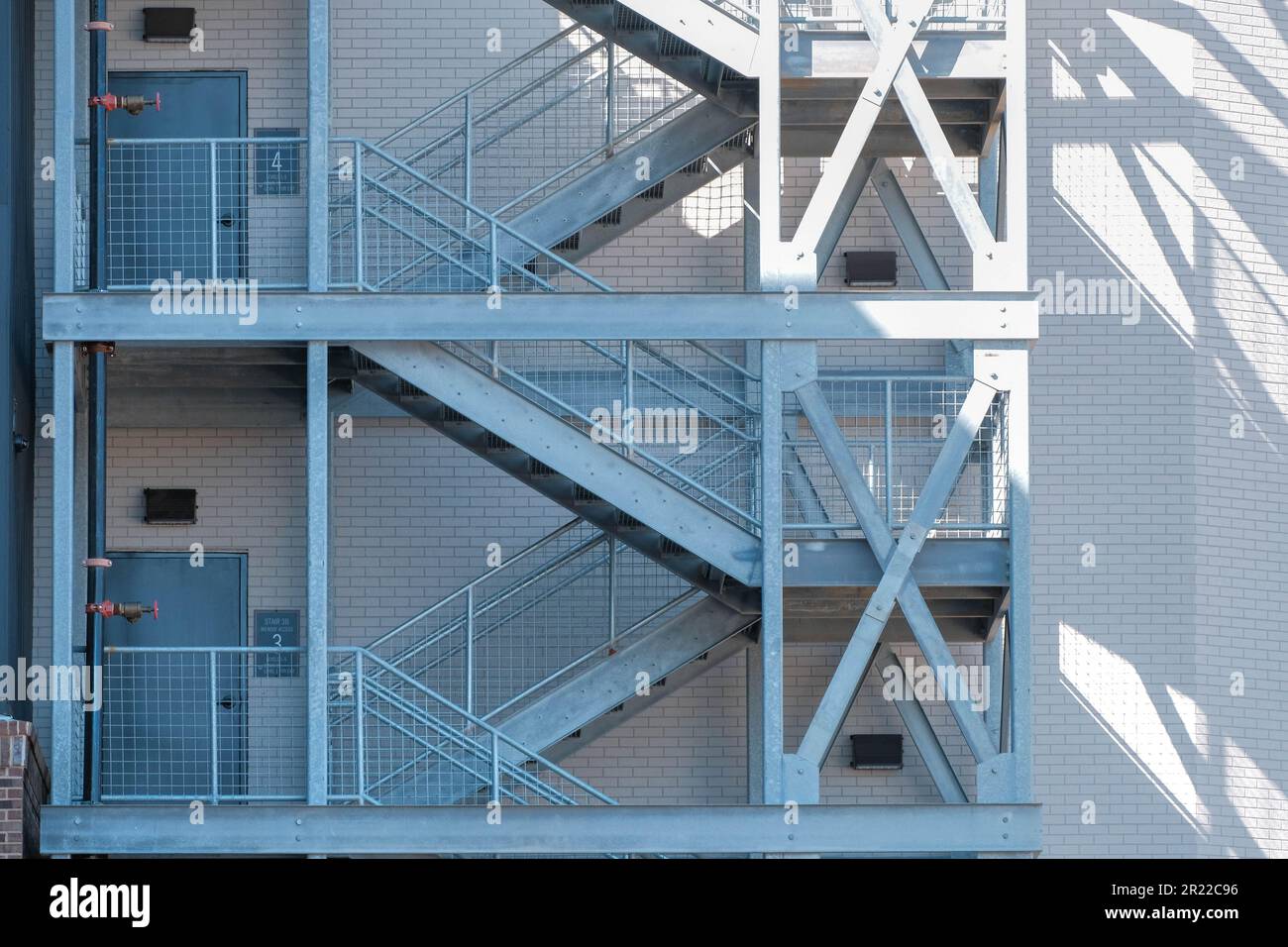 Scala esterna e porte blu in metallo a Rock Hill, South Carolina Foto Stock Scala esterna e porte blu in metallo a Rock Hill, South Carolina Foto Stock