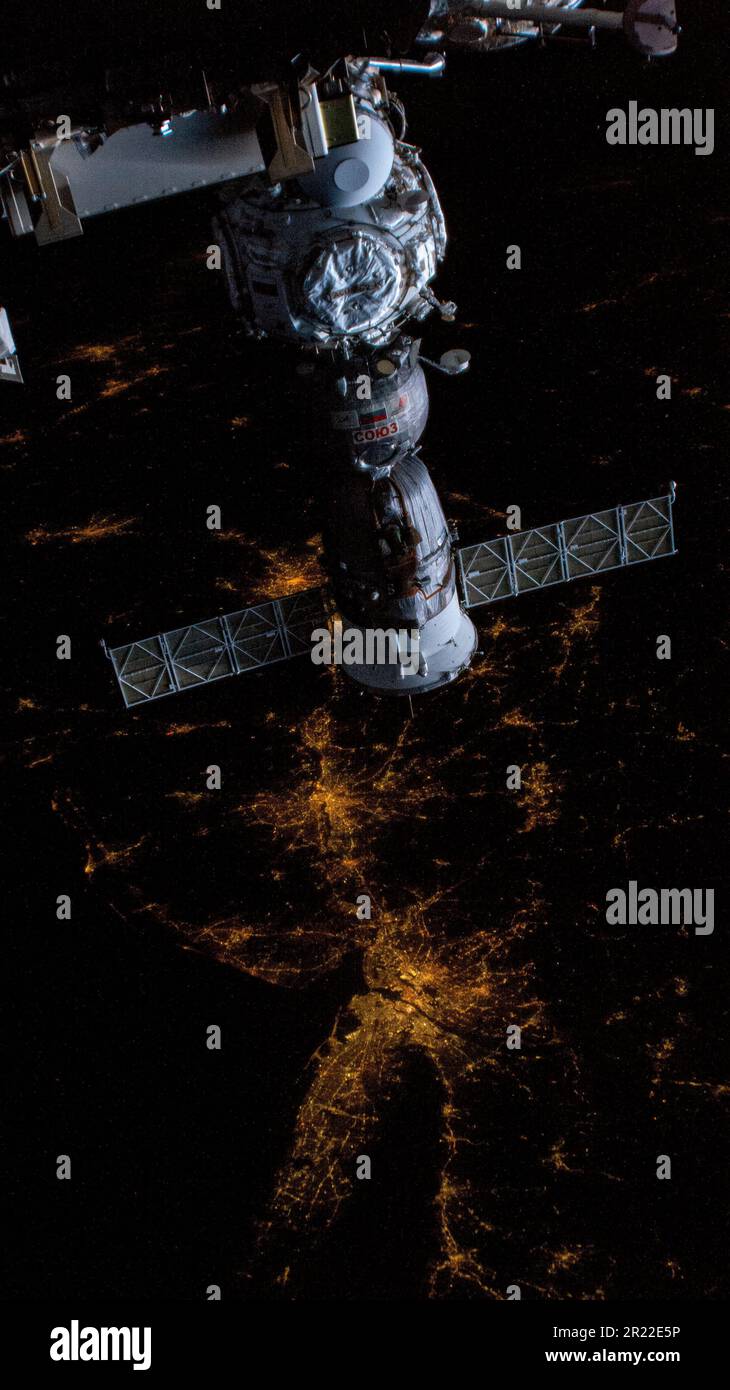 Atmosfera terrestre. 12th maggio, 2023. La nave dell'equipaggio Soyuz MS-23 è raffigurata ancorata al modulo di attracco Prichal mentre la Stazione spaziale Internazionale orbitava a 261 miglia sopra la costa nord-orientale degli Stati Uniti. Le luci della città di New York e della zona metropolitana circostante sono facilmente visibili dall'outp Credit orbitale: NASA/ZUMA Press Wire Service/ZUMAPRESS.com/Alamy Live News Foto Stock