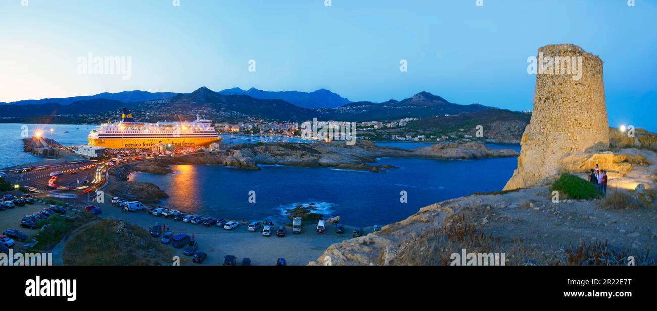 Il traghetto visto frome l'isola di pietra, Francia, Corsica, Ile Rousse Foto Stock