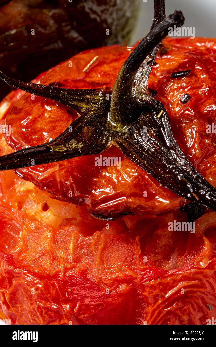 Pomodoro vegano ripieno. Primo piano estremo. Scatto macro. Foto Stock
