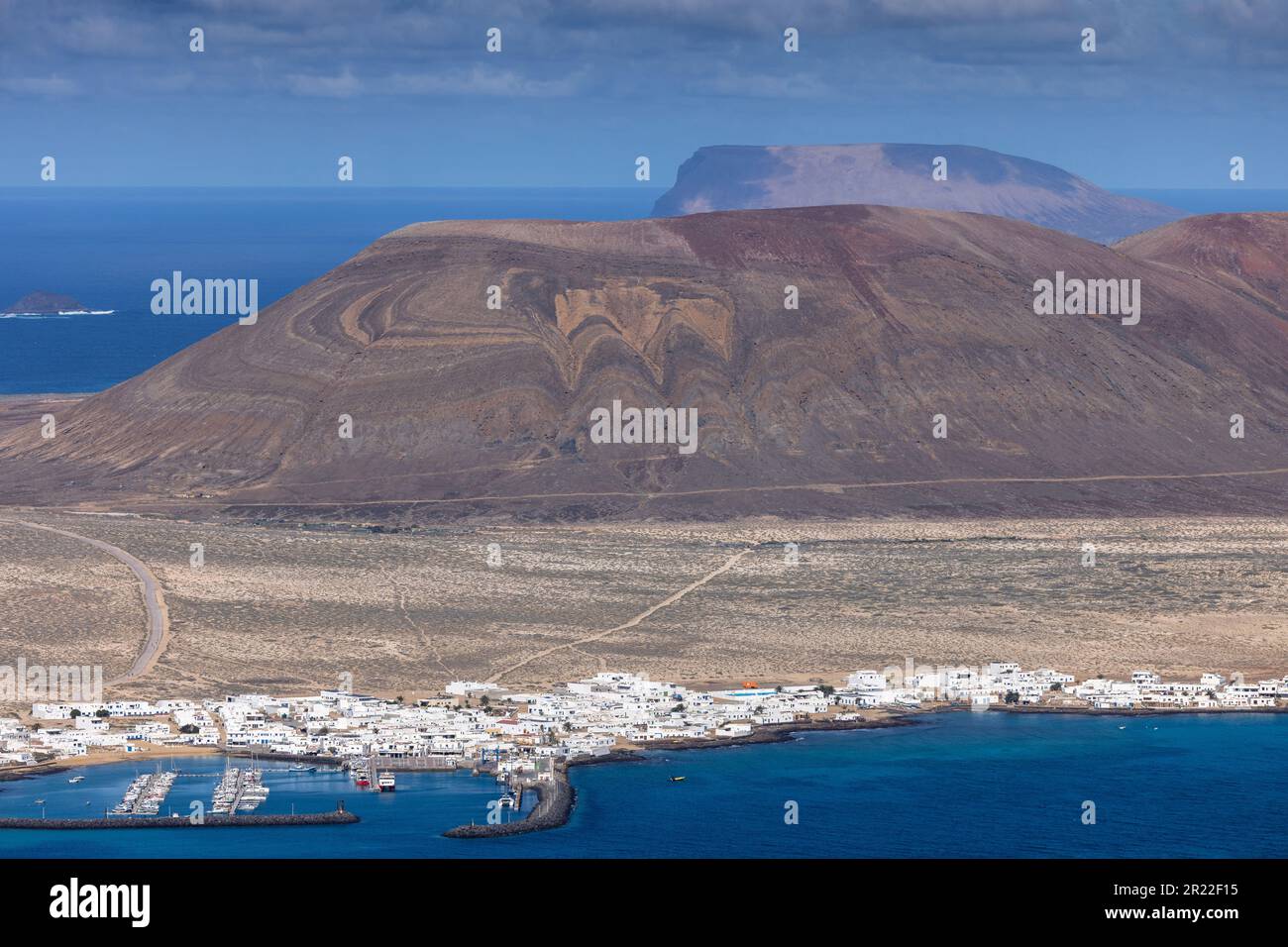 Villaggio la Graciosa e vulcano Montana del Mojon, Isole Canarie, Lanzarote Foto Stock